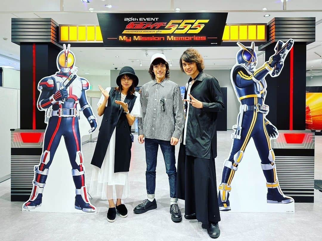 芳賀優里亜のインスタグラム：「『仮面ライダー555』の世界観を体験できるイベント  仮面ライダー 55520thEVENT~MyMissionMemories~」に半田君、村上君と行ってきましたΦ  フォーチュンラテとクレープのクオリティが高くて感動😎😎  二人もじっくりとグッズを眺めておりました🥸  ミニゲームもしたよ👀 普通に楽しんできました🤣」