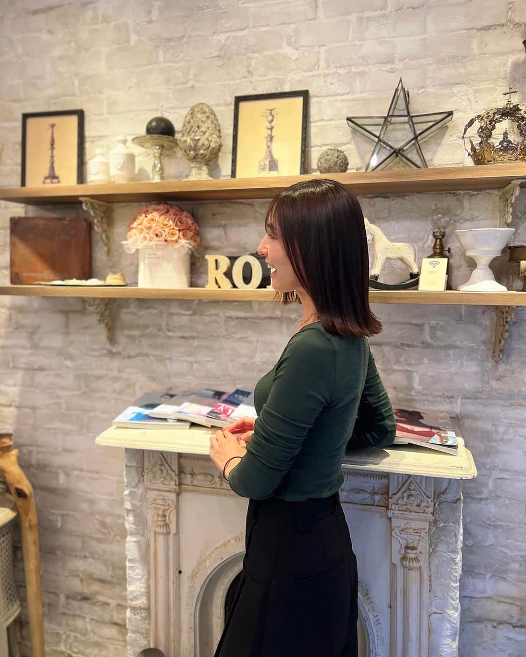 のインスタグラム：「美容院へ〜💇‍♀️ 海外で、プールや海や紫外線で少し傷みが気になっていたのでしっかりとトリートメントをして貰って、安定のこの長さに整えて貰ったよー  秋だから少し色味もトーンダウンしたかな🤏 いつも野口さんお任せです✨」