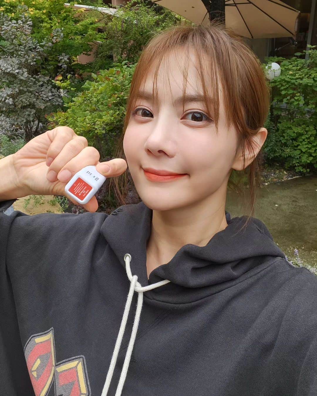 ユ・ハナのインスタグラム：「002번은 품절이에요ㅠ 수량 넉넉하게 준비했는뎁ㅠ 내일까지  001번 003번 수량도 잘 챙겨볼게요♡  사진 속 립티커는 003번 오렌지!   001번 레드는 날씨 추워지면 계속 찾을 컬러일거에요.  24시간동안 입술물들이기👄  내일마감할게욧」