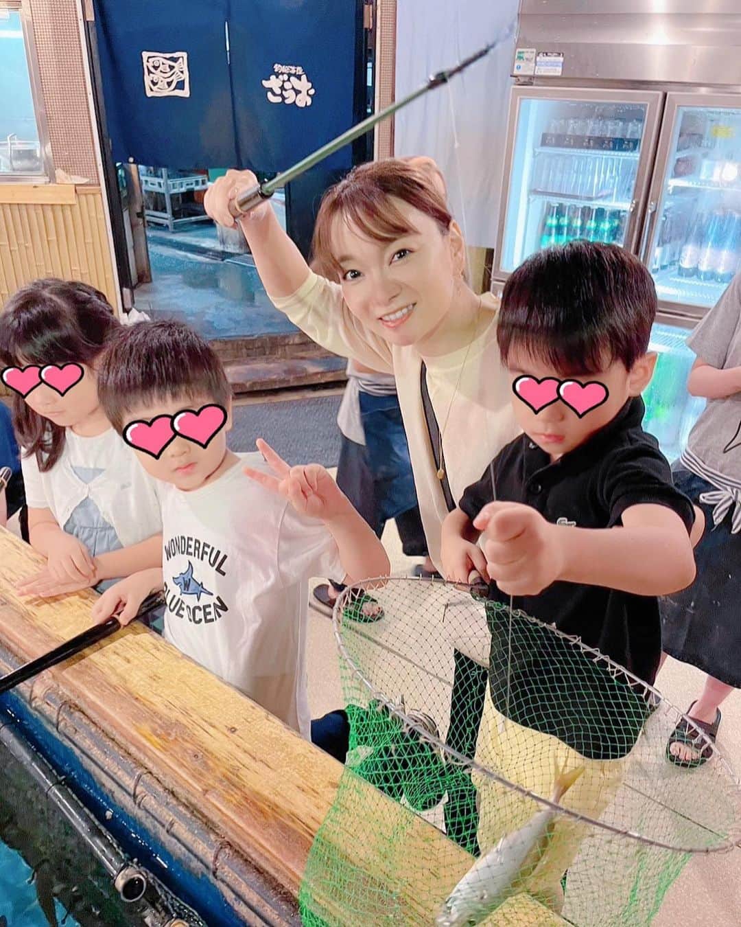 のインスタグラム：「先日♪友人ファミリーと 『ざうお』に行ってきました🥰  自分で釣った魚を食べられるのは 最高に楽しかったようです🩷  もう鯵はしばらくお腹いっぱい！ ってくらい食べました。笑  #食育 #命をいただく事に感謝」