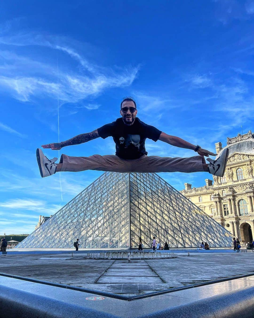 イヴァン・リギーニさんのインスタグラム写真 - (イヴァン・リギーニInstagram)「I sh*t a pyramid 🇫🇷🤣  •  •  •  #paris #parisfashionweek #split #splitjump #fashion #france #pyramid #pyramids #highfashion #fun #awesome #amazing #figureskating #jump #louvre #fart #parisfashionweek2023 #louisvuitton #balenciaga #nike #airjordan #amamaniere  #dior #ivanrighini #gypsykinginparis #rickowens #gucci」9月27日 15時14分 - ivanrighini