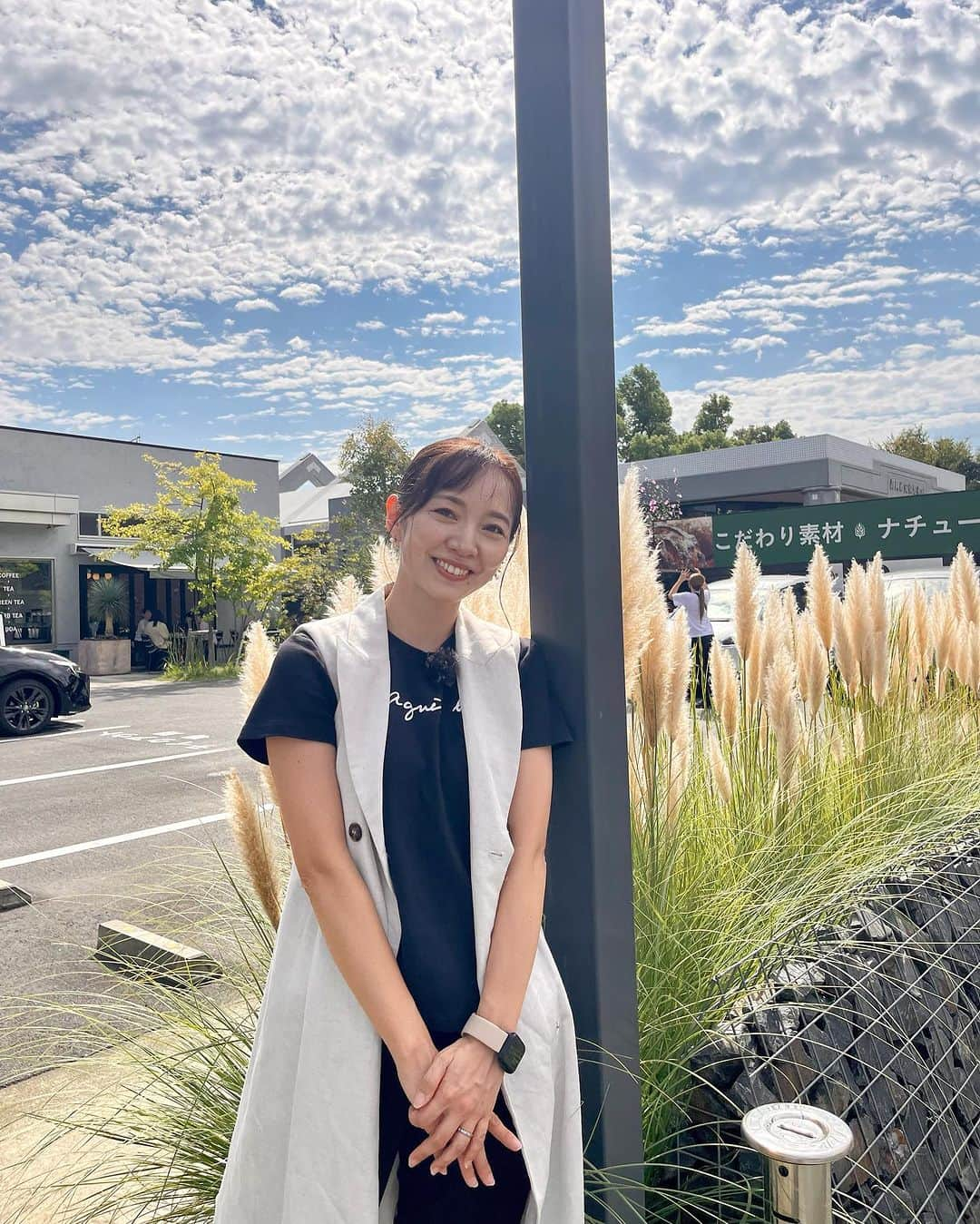 荒木麻里子さんのインスタグラム写真 - (荒木麻里子Instagram)「秋空のもとロケ🍂 いちばん好きな季節だけど、 数日前から秋花粉が辛い…🤧 みなさんは大丈夫ですか？ . . #ロケ日和 #秋花粉 #花粉症 #秋の空 #秋空が好き #秋服コーデ #ママコーデ」9月27日 15時15分 - marilyn198612