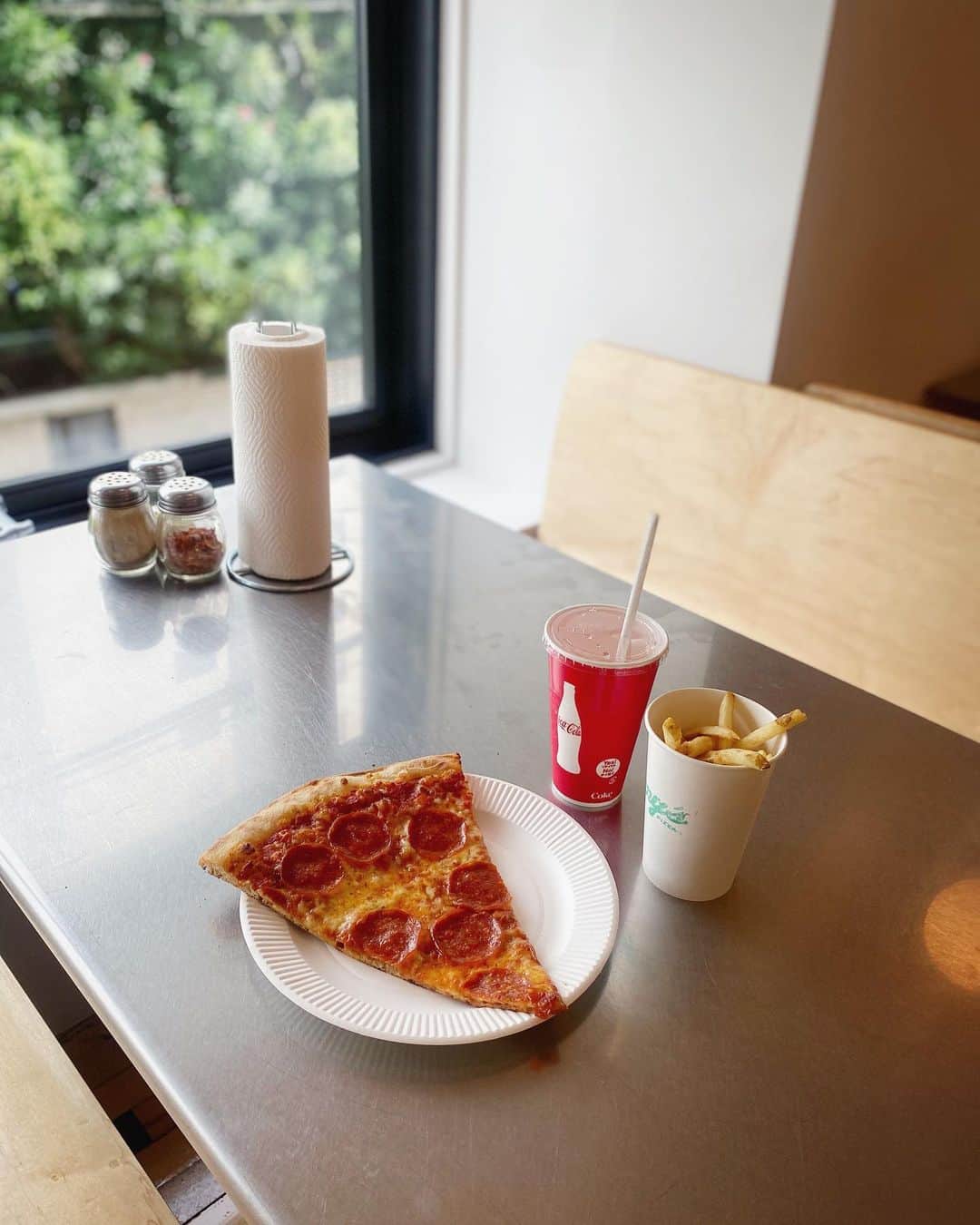 鬼辻麻衣のインスタグラム：「🍕  ここのピザ屋美味しかった🫶  @henrys_pizza_osaka」