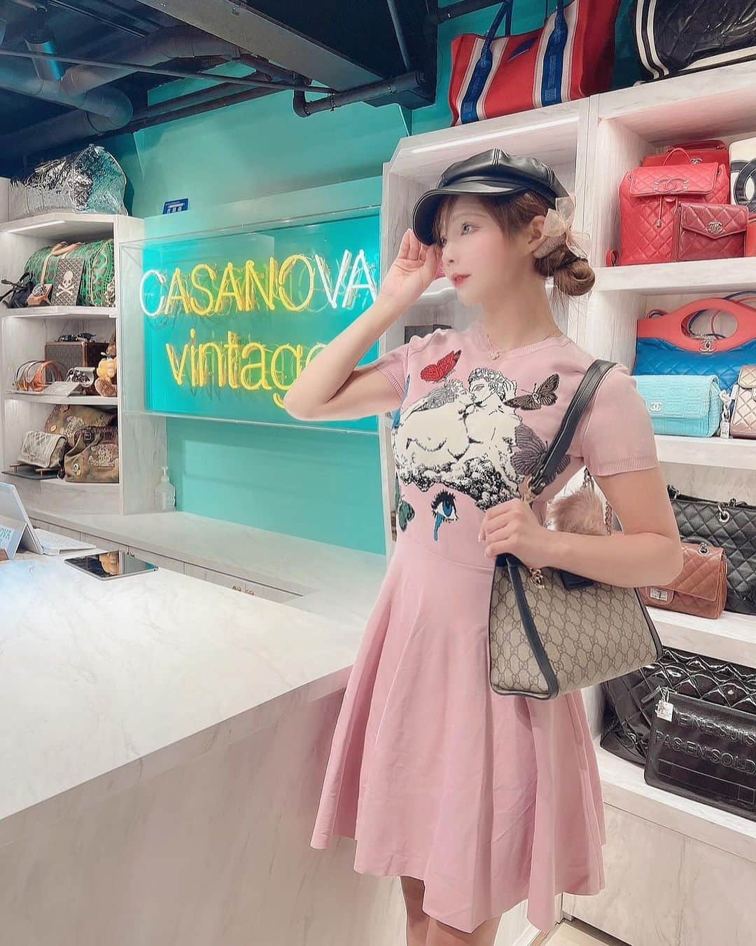橘寿梨愛のインスタグラム：「この日も衣装を探しに表参道へ♪ お友達のお店行ったら、お友達お休みだった🥹からビデオ通話で対応してもらった〜(๑˃̵ᴗ˂̵) @casanova_vintage3 さんはアーティストさんも買いにくるお店✨ 私の大好きなあのアーティストも♡ すべてがかわい🥹 ハイブラのvintageかわいすぎる🥲 私はこの日はVALENTINOの人気の蝶々デザインのvintageワンピに STELLA McCARTNEYのピンヒール👠 どちらも香港で購入したもの🇭🇰 CHANELのvintageかわいちすぎる〜😭💓 . . #vintage  #omotesando  #表参道 #fashion #vintagestyle」
