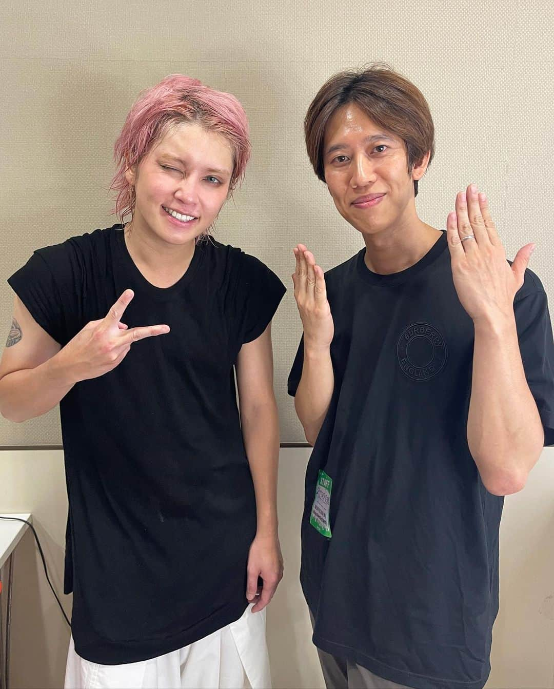 しゅんしゅんクリニックPさんのインスタグラム写真 - (しゅんしゅんクリニックPInstagram)「・ 昨日9/26は「2ペプラ手越 –TWO MAN ZEPP TOUR-」行ってきました。ずっと前から好きでコラボもさせていただいたKEYTALK、特に巨匠とは友達として飲みにも行っていて、さらに実は最近何回かご飯ご一緒している手越君との2マンという自分にとっては推しと推しの夢の共演ライブでした！  やっぱりステージ上で輝く人を見ていると勇気が貰える！歌・演出まじでカッコ良くて、正直手越君はきちんとオリジナルの歌を聴いたことが無かったのですが歌唱力、ダンス共に本当に凄かった。KEYTALKは言わずもがな大好きでした。巨匠がお笑い好きなだけあってトークキレキレでした。  #2べプラ手越 #手越祐也 #KEYTALK #巨匠 #zeppダイバーシティ  #後半になっての太陽系リフレインとMONSTERDANCEはテンション上がる #feat手越君との大脱走はまじでカッコ良すぎた #最近ニューアルバムリリースされたので是非多くの人に聴いてほしい #手越君の歌とダンスも凄かった #これは真のアーティストだわ #ウインクとLOVESENSATION帰ってからずっと聴いてる #ただ一つ気になるのは #巨匠が手越君と仲良くなりすぎて髪型とか顔とか手越君に似てきてる #しゅんしゅんクリニックP」9月27日 15時33分 - shun.miyamoto