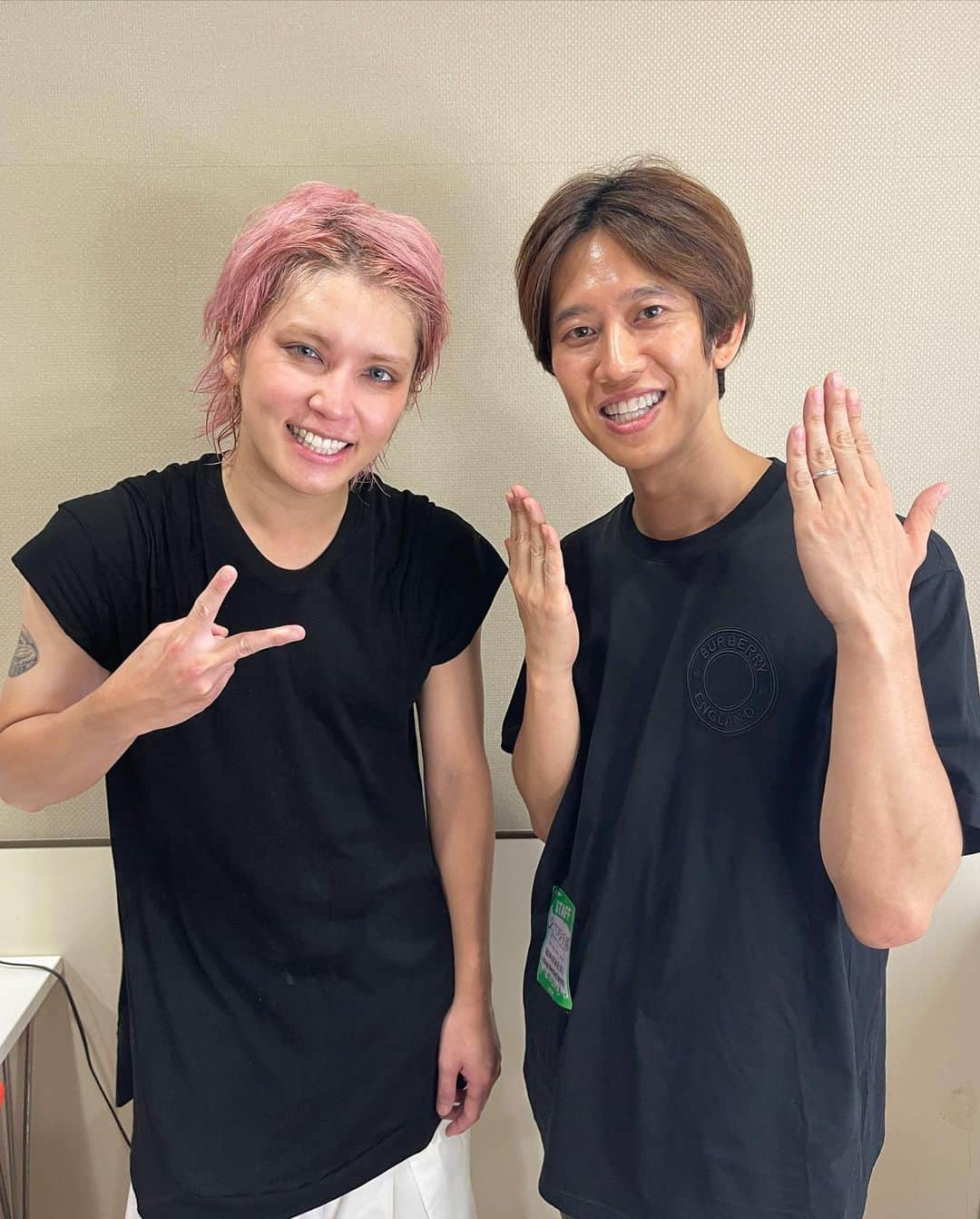 しゅんしゅんクリニックPのインスタグラム：「・ 昨日9/26は「2ペプラ手越 –TWO MAN ZEPP TOUR-」行ってきました。ずっと前から好きでコラボもさせていただいたKEYTALK、特に巨匠とは友達として飲みにも行っていて、さらに実は最近何回かご飯ご一緒している手越君との2マンという自分にとっては推しと推しの夢の共演ライブでした！  やっぱりステージ上で輝く人を見ていると勇気が貰える！歌・演出まじでカッコ良くて、正直手越君はきちんとオリジナルの歌を聴いたことが無かったのですが歌唱力、ダンス共に本当に凄かった。KEYTALKは言わずもがな大好きでした。巨匠がお笑い好きなだけあってトークキレキレでした。  #2べプラ手越 #手越祐也 #KEYTALK #巨匠 #zeppダイバーシティ  #後半になっての太陽系リフレインとMONSTERDANCEはテンション上がる #feat手越君との大脱走はまじでカッコ良すぎた #最近ニューアルバムリリースされたので是非多くの人に聴いてほしい #手越君の歌とダンスも凄かった #これは真のアーティストだわ #ウインクとLOVESENSATION帰ってからずっと聴いてる #ただ一つ気になるのは #巨匠が手越君と仲良くなりすぎて髪型とか顔とか手越君に似てきてる #しゅんしゅんクリニックP」