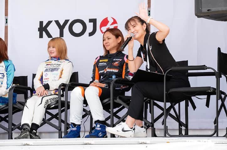 関谷桃子のインスタグラム：「今日は #女性ドライバーの日 なんだって🚗  よく驚かれますが、私はAT限定ドライバーですw そして18の時、教習所の教官の方に「血は関係ないんだねw」と言われたことがあります。爆  だれか私にMT講習してください🙇‍♀️ （や、乗れる気しないので、やっぱりやめておきます）  そして、大人になって こんなにもモータースポーツのお仕事に携わることになるとは実は思ってもいませんでした🏁 なんなら、全く違う畑の旦那さんなんて、私よりどっぷり貢献してくれていますwww  人生どうなるかわからないものですね。笑  何はともあれ、 たくさんの女性ドライバーの皆さんと仲良くさせていただける機会が増えて私はとても楽しいです☺️  みんな綺麗で可愛くてかっこよくて✨ 運動神経0のわたしからは本当に憧れの存在です🤣♡  #kyojocup ももう7年になりました。 これからも女性アスリート、女性ドライバーの活躍する場がどんどん増えていきますように🙏陰ながらお手伝いさせていただければと思っとります♡♡♡♡♡  @drivingathlete_official  #kyojocup #kyojo #womeninmotorsport  #モタスポ女子 #モタスポ好き #車好き」