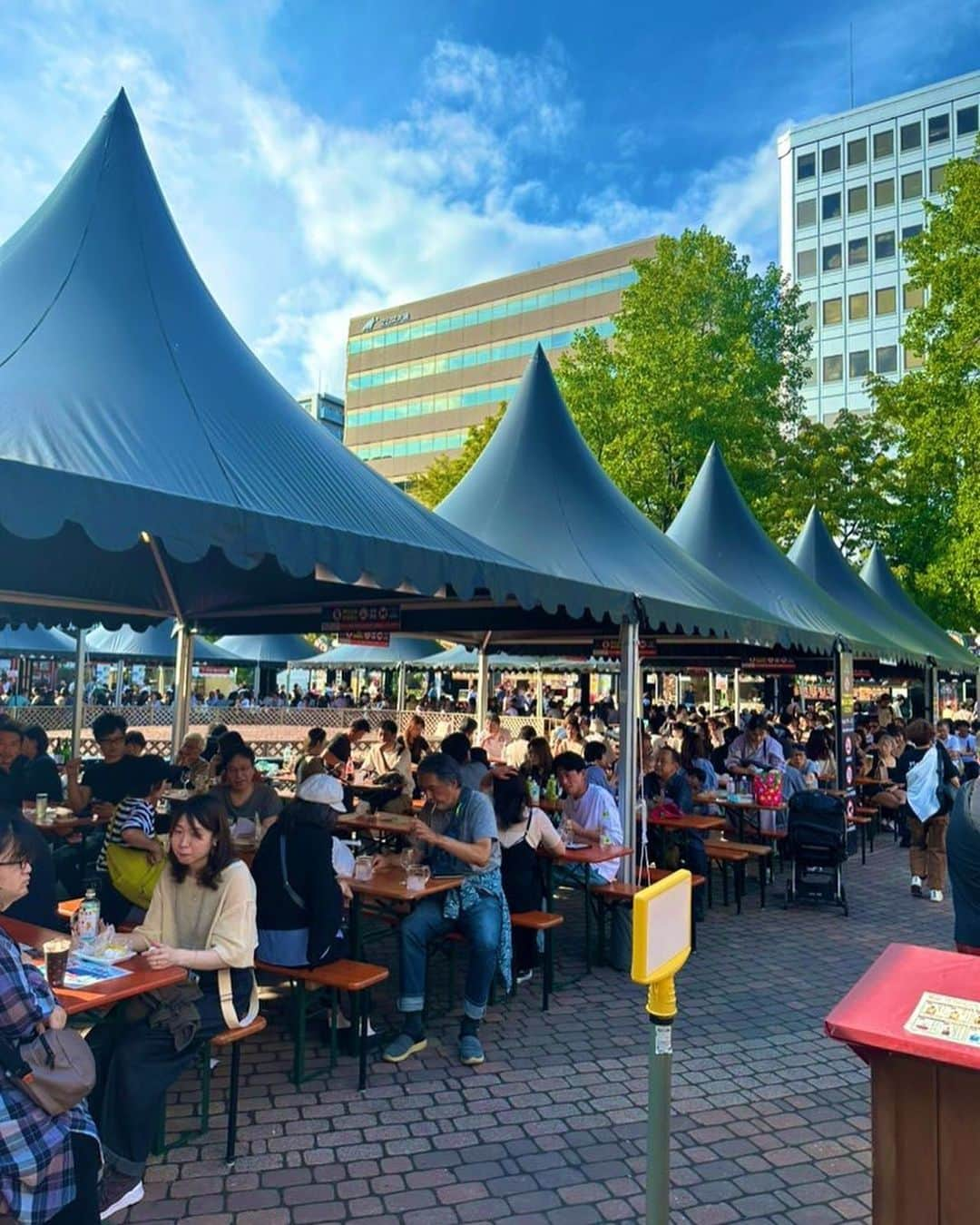 美川憲二さんのインスタグラム写真 - (美川憲二Instagram)「さっぽろオータムフェストよ〜🥹😋🍴☀️☀️🌈🌈🌈🍁🍁🍁🍁🍁✌️✌️  この時期にしかやってない、北海道すべての美味しいものが食べられる😍💓💓💓💓💓💓  北海道、食の祭典‼️‼️  さっぽろオータムフェストに出没よ〜😃😄🥹🥹✌️✌️  スープカレー🍛と帆立とマッシュポテトをいただきりんこ😋🍴👍👍👍  お味も　旨、旨だし😋👍👍  雰囲気もオシャンだし😃😄✨✨✨  最高に楽しいわよ〜🥰💕💕💕  さっぽろオータムフェスト‼️🍁  さっぽろオータムフェスト‼️🍁🍁  それそれ〜😃😄😋🍴🍁🍁🍁⤴️⤴️ #さっぽろオータムフェスト2023  #さっぽろオータムフェスト #大通り公園 #かなり美味しい #超楽しい❤️  #ルンルン気分 #美川憲一 #美川憲二 #ヒデコフランセスカ #オネェ系 #ものまね」9月27日 15時34分 - mikawakenji