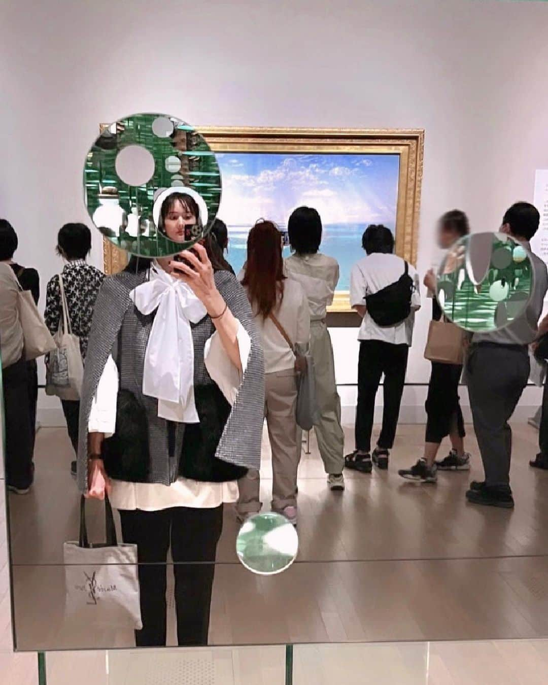 伊藤友季子さんのインスタグラム写真 - (伊藤友季子Instagram)「ーLIGHT Works from the Tate Collection  テート美術館展ー光🖼️ 📍国立新美術館 　 こちらも気になっていた展覧会。 サンローラン展に続いて鑑賞しました。 東京は10/2までみたいなので行けて良かった！ 英国テート美術館から「光」をテーマにした作品が集められた見応えたっぷりの内容でした。 4年前にロンドンのテート美術館で見たブリテンの「オフィーリア」が心に残っています。 　 ターナー、コンスタブル、モネ、リヒターなど有名画家の絵画がずらり。 草間彌生さんの「去ってゆく冬」という鏡を用いた立体作品が面白くて色んな角度から眺めました🪞 自分が作品の一部になれるのも楽しい。 オラファー・エリアソンは数年前の展覧会に行けなかったのでインスタレーションが見られて嬉しかったです🪩 　 ショップではイギリスのものがたくさんあって見ているだけでほっこり🐏🇬🇧 期間限定のウェッジウッド・カフェがオープンしていて、一息つきたかったけど（4時間歩き回って足ガクガク）並んでいたので、帰宅してひとりウェッジウッドパーティーしました🫖🍓笑 　 実は初めてだった国立新美術館。建築そのものがアートで、中を歩くだけで楽しめました。 　 　 #ユキコーデ jacket/blouse/pants #celford  　 #tatelight #nactlight #tatebritain #tatecollection #london #olafureliasson #テート美術館 #テート美術館展 #草間彌生 #美術館  #東京アート #東京美術館 #アート #ファッション #コーデ #秋コーデ #ウェッジウッド #カフェ #museum #art #fashion #celford_we_love #tokyo #tokyoart #tokyomuseum  #wedgewood #cafe」9月27日 15時35分 - yukiko_xx