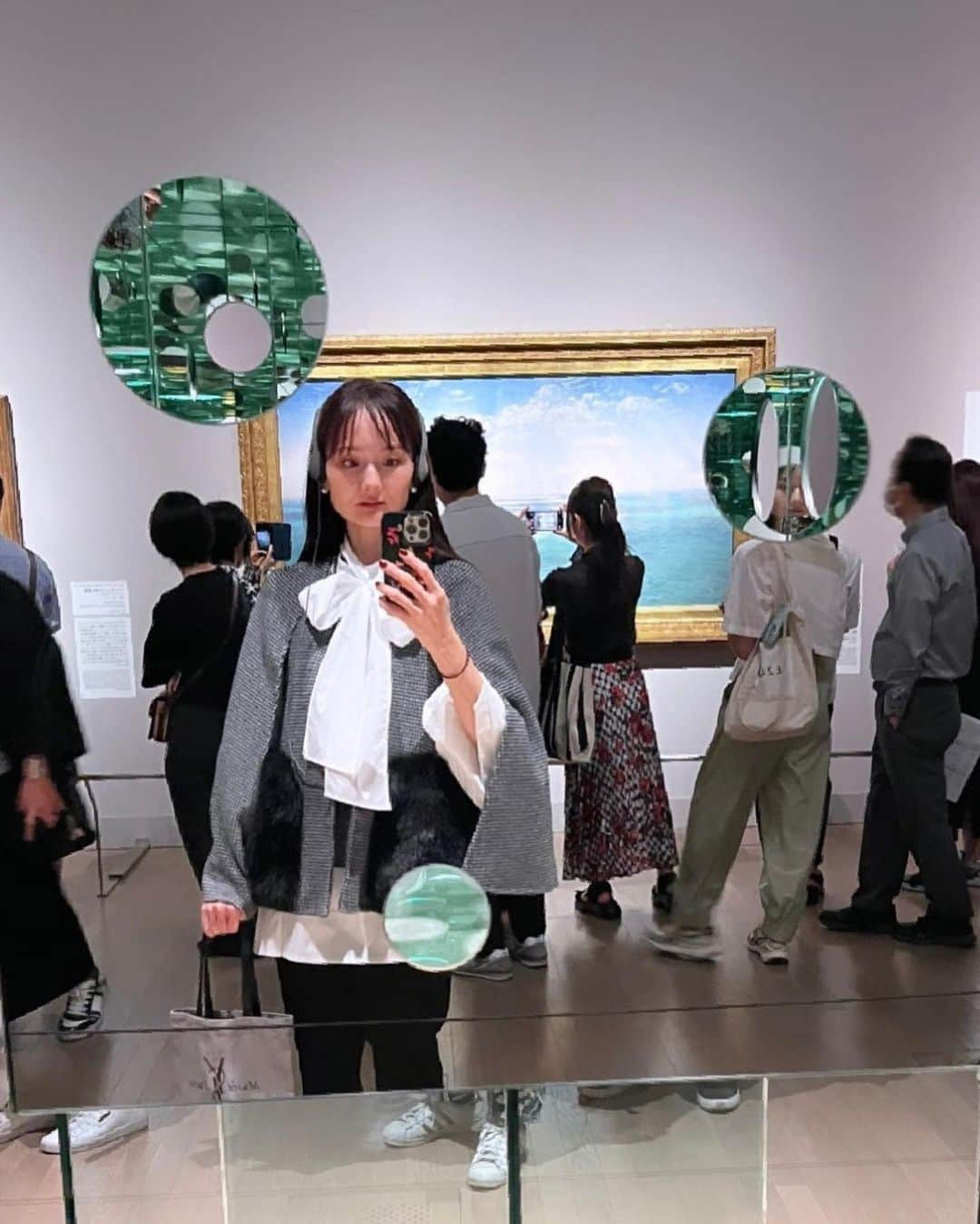 伊藤友季子のインスタグラム：「ーLIGHT Works from the Tate Collection  テート美術館展ー光🖼️ 📍国立新美術館 　 こちらも気になっていた展覧会。 サンローラン展に続いて鑑賞しました。 東京は10/2までみたいなので行けて良かった！ 英国テート美術館から「光」をテーマにした作品が集められた見応えたっぷりの内容でした。 4年前にロンドンのテート美術館で見たブリテンの「オフィーリア」が心に残っています。 　 ターナー、コンスタブル、モネ、リヒターなど有名画家の絵画がずらり。 草間彌生さんの「去ってゆく冬」という鏡を用いた立体作品が面白くて色んな角度から眺めました🪞 自分が作品の一部になれるのも楽しい。 オラファー・エリアソンは数年前の展覧会に行けなかったのでインスタレーションが見られて嬉しかったです🪩 　 ショップではイギリスのものがたくさんあって見ているだけでほっこり🐏🇬🇧 期間限定のウェッジウッド・カフェがオープンしていて、一息つきたかったけど（4時間歩き回って足ガクガク）並んでいたので、帰宅してひとりウェッジウッドパーティーしました🫖🍓笑 　 実は初めてだった国立新美術館。建築そのものがアートで、中を歩くだけで楽しめました。 　 　 #ユキコーデ jacket/blouse/pants #celford  　 #tatelight #nactlight #tatebritain #tatecollection #london #olafureliasson #テート美術館 #テート美術館展 #草間彌生 #美術館  #東京アート #東京美術館 #アート #ファッション #コーデ #秋コーデ #ウェッジウッド #カフェ #museum #art #fashion #celford_we_love #tokyo #tokyoart #tokyomuseum  #wedgewood #cafe」