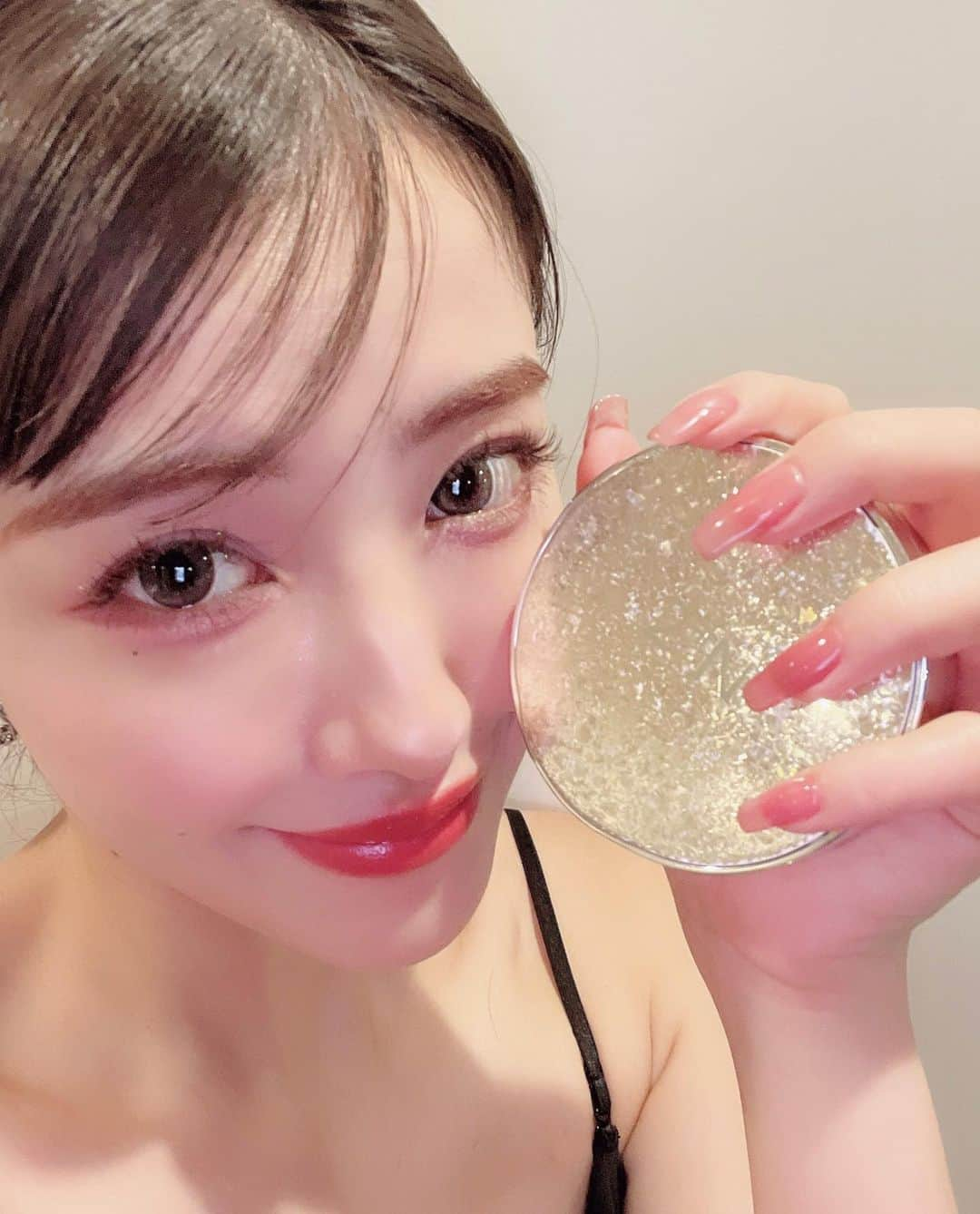 夏焼雅さんのインスタグラム写真 - (夏焼雅Instagram)「💓🪩💕💓🪩💕  見た目もかわいくて しかもお肌ちゅるんちゅるんに みせてくれるクッションファンデget♡  まず見た目かわいすぎん？🪩🫶🏻 持ち歩いてると必ずどこの？？って 聞いてもらえるからなんか嬉しい💕💕  使用してるクッションファンデは ライトベージュ ˚*.꒰ グリーミングテンションパクト ꒱.*˚  カバー力まじですごすぎ！！ 赤みやニキビ跡もしっかり隠れるんだけど、 軽い質感とナチュラルかカラーで すごく使いやすい感じしたよ💓  ツヤ感も出るし私はすごく好きなタイプで、、 もしマット肌が好みの方は 軽くパウダーするのがおすすめです♡  伸びも良いので少量でok！ かなりコスパも良いかな〜って 感じがしたよ✨✨  オイル配合なのにヨレも少なくて 個人的には持続性も高いのが実感できて かなりおすすめしたいアイテム🥰🥰  #2an #トゥーエーエヌ #グリーミングテンションパクト   #水晶ファンデ #宝石ファンデ　 @2an_official_jp」9月27日 15時37分 - miyaaa0825