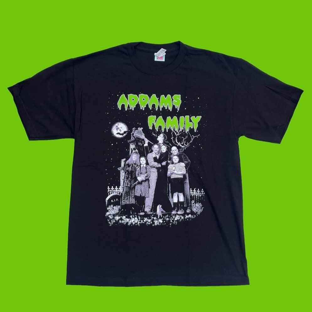 おもちゃやSPIRALのインスタグラム：「ADDAMS FAMILY Tee入荷しました！  Size  M.L.XL」