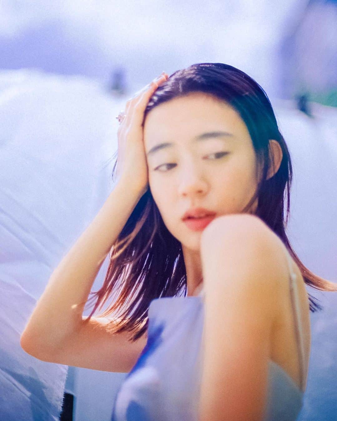 枝優花のインスタグラム：「人体が言葉を失うほど猛暑のなかの撮影。仕事以外で会ってる時間長すぎて、改めて撮影するのはちょっと照れくさかったんだけど、とてもたのしかったよ。  @hiz_s @soenonline」