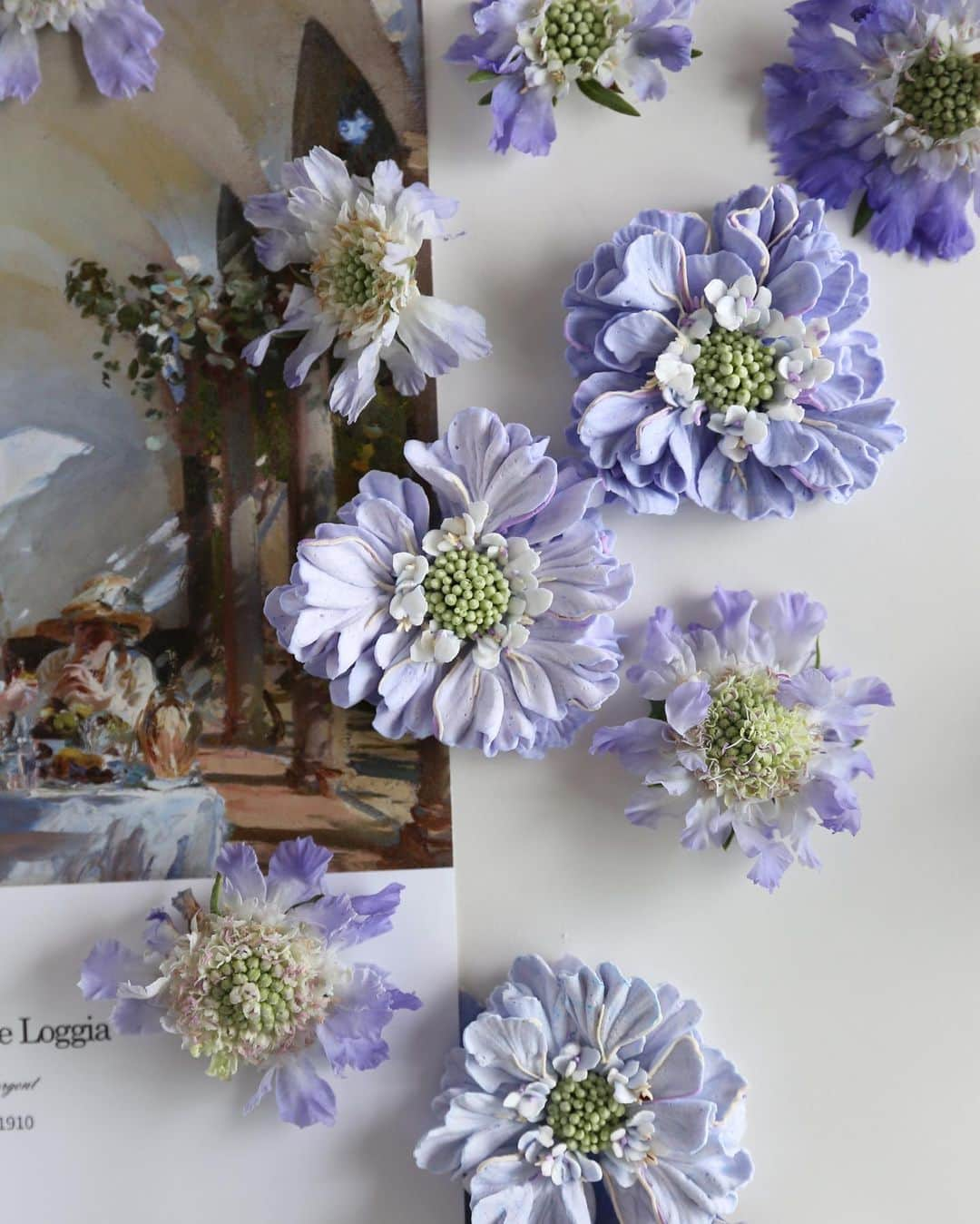 청담 수케이크 (atelier soo)さんのインスタグラム写真 - (청담 수케이크 (atelier soo)Instagram)「ㅡ 🩵💙 Scabiosa   #scabiosa  #buttercream」9月27日 15時42分 - soocake_ully