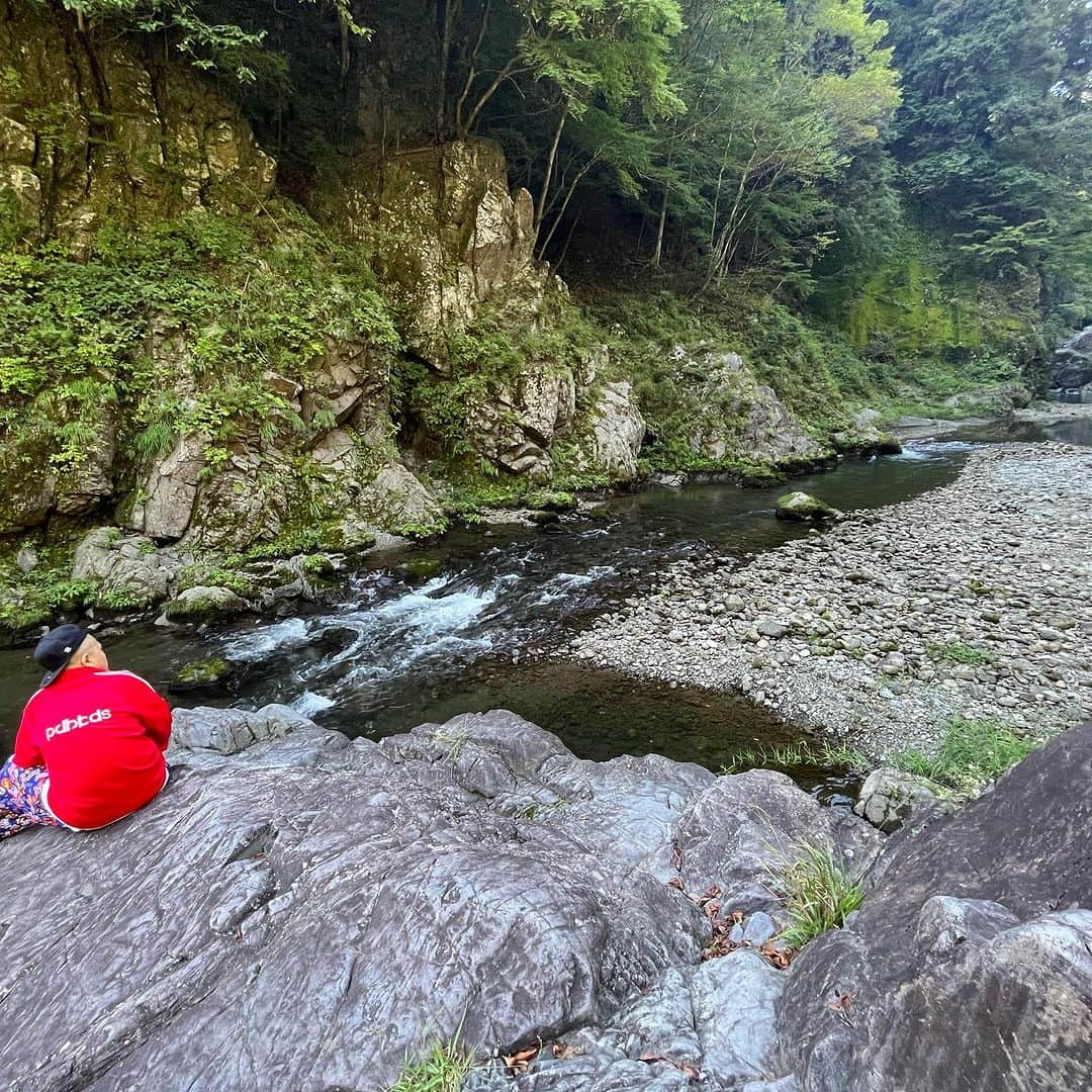 小鳥遊しほさんのインスタグラム写真 - (小鳥遊しほInstagram)「ちょっと意味わからないくらい忙しい夏だったので9月の終わりにやっと夏らしい行事に参加することに成功🏕️  料理人だらけのBBQキャンプ。  仲良しの飲食店5店舗くらい(+常連)が集結し、総勢30人弱で奥多摩へ🚌  初の奥多摩。 東京に住んで17年、まだ行ったことない場所だらけ。  こうも酒飲みが集まると、恐ろしいことに朝10時発の貸切バスでもれなく全員にビールが配られる。 迷わず開ける。  夜に聞くカンパイも好きだけど、昼(朝？)に聞くカンパイは最高だ。 特別感を噛み締めよう。  到着後すぐに料理の準備。 ドプロ集結につき私は見守り&食べ飲み係🍺笑  手際の良さがハンパない。 クオリティがハンパない。  串うちから始まるBBQ、初めて見たよ。  塊肉に、自家製ソース。 "焼肉のタレ"が1本もないBBQ、初めて見たよ。  夜はカレーに焼きそば、そしてもつ鍋。胃袋の予備が10個必要。  みんなで雑魚寝の修学旅行スタイルも、川と緑の大自然も、今年最初で最後の花火大会もぜんぶ抱きしめて秋を迎える🍂  今年はとにかく飲食(働く方も飲み食いする方も)と友達に全振りした夏だった。  秋の私も冬の私もいろいろ変化が待ってます。 みんなに良い報告ができますように✍️✨  #奥多摩 #東京 #キャンプ #肉」9月27日 15時42分 - shihotakanashi