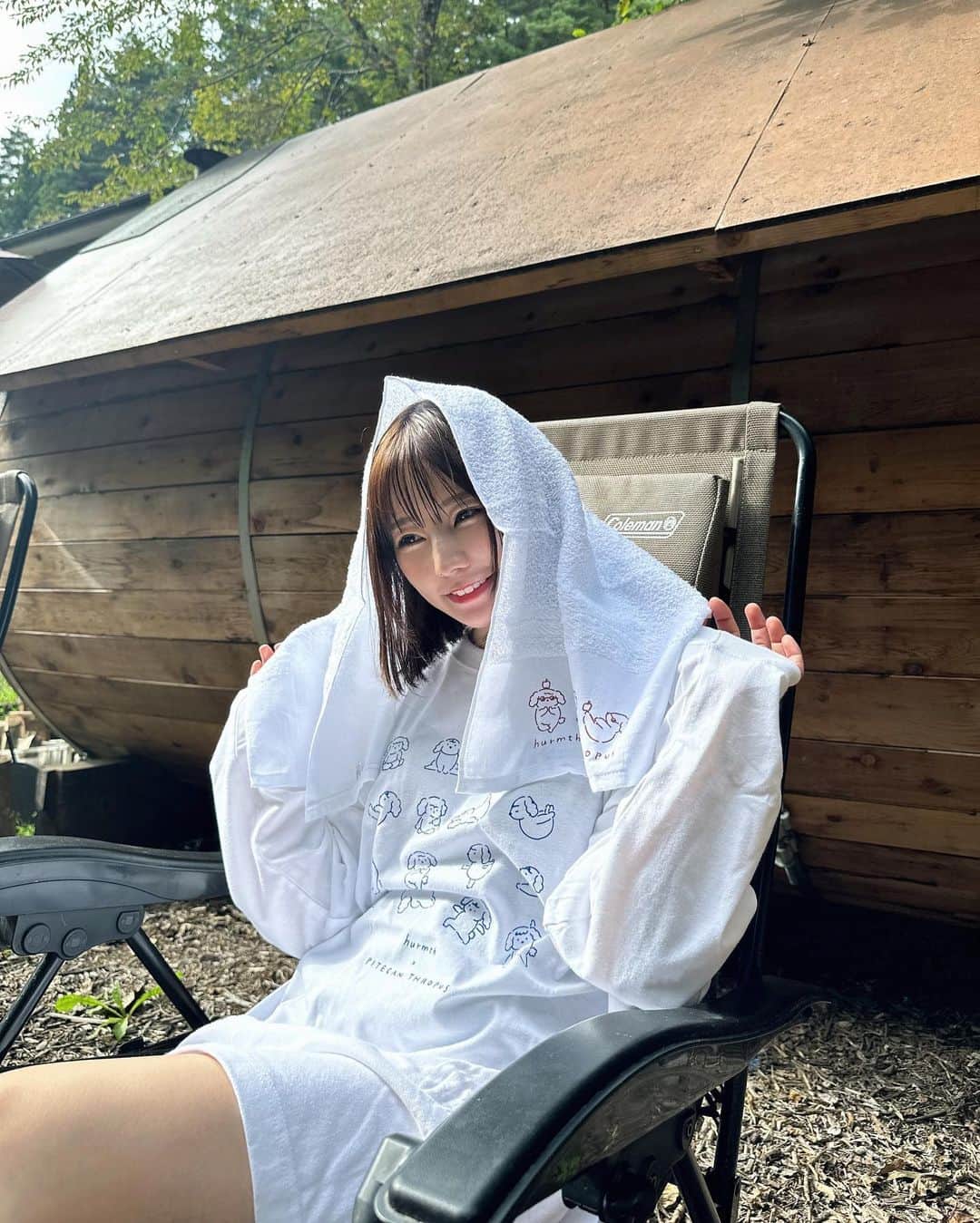 のインスタグラム：「夏休みの締めくくりは えじちゃんと貸し切りサウナ🌲 ⁡ ”湧き水と森林浴でととのう” Luont SAUNA FUJI  @luont_sauna_fuji ♨️ ⁡ 湧き水の水風呂は霊水と言われていて、 特にアトピーに効くことで有名らしいです💭 ⁡ 薪焚きサウナ🪵 富士吉田の湧き水掛け流し水風呂🛀 大自然での森林浴🌲 ⁡ 心も身体もデトックス😌 『hurmth』と『PITECAN THROPUS』のコラボアイテムも大活躍でした🐶🤍 えじちゃんありがとう〜🫶✨ ⁡ ⁡ #luontsaunafuji #sauna #saunatime #サウナ #貸切サウナ #バレルサウナ #富士吉田 #山梨 #アウトドア」