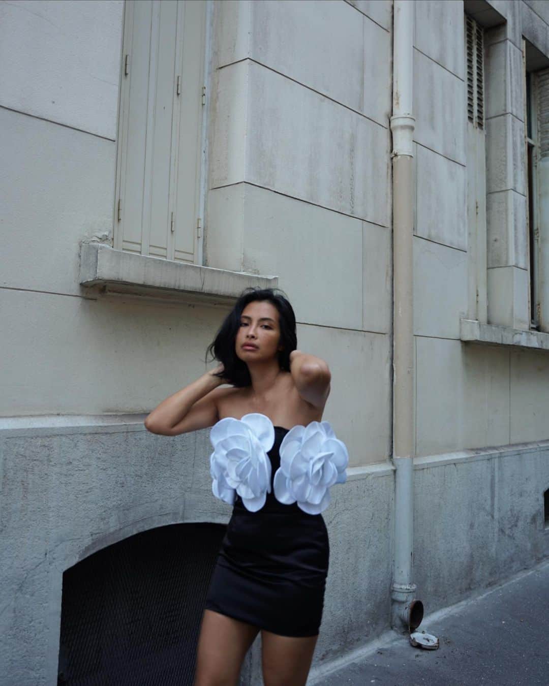 島野ミキのインスタグラム：「・  fashion coordinate in Paris,  dress… @achic_official  Achic.のドレスライン 来月発売だよ🖤  #ドレス#ドレスライン#dress#ミニドレス#パリコーデ#Achic#新作#パリ#パリ旅行#フランス#フランス旅行#France#paris#旅行#海外旅行#travel#traveler#海外#ヨーロッパ#ヨーロッパ旅行#ヨーロッパの街並み#ヨーロッパ周遊#観光#観光スポット#trip#女子旅」