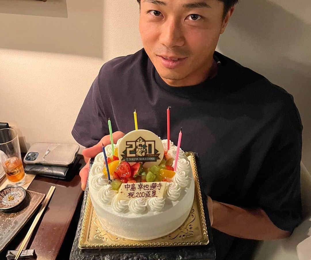 中島卓也さんのインスタグラム写真 - (中島卓也Instagram)「3人でのご飯のはずが、運良くみんなにお祝いしてもらいました！  サプライズはバレバレでした。笑  一番手前は、いつもお世話になっている記者さんです！  みんなありがとう！！」9月27日 15時47分 - nakashimatakuya9