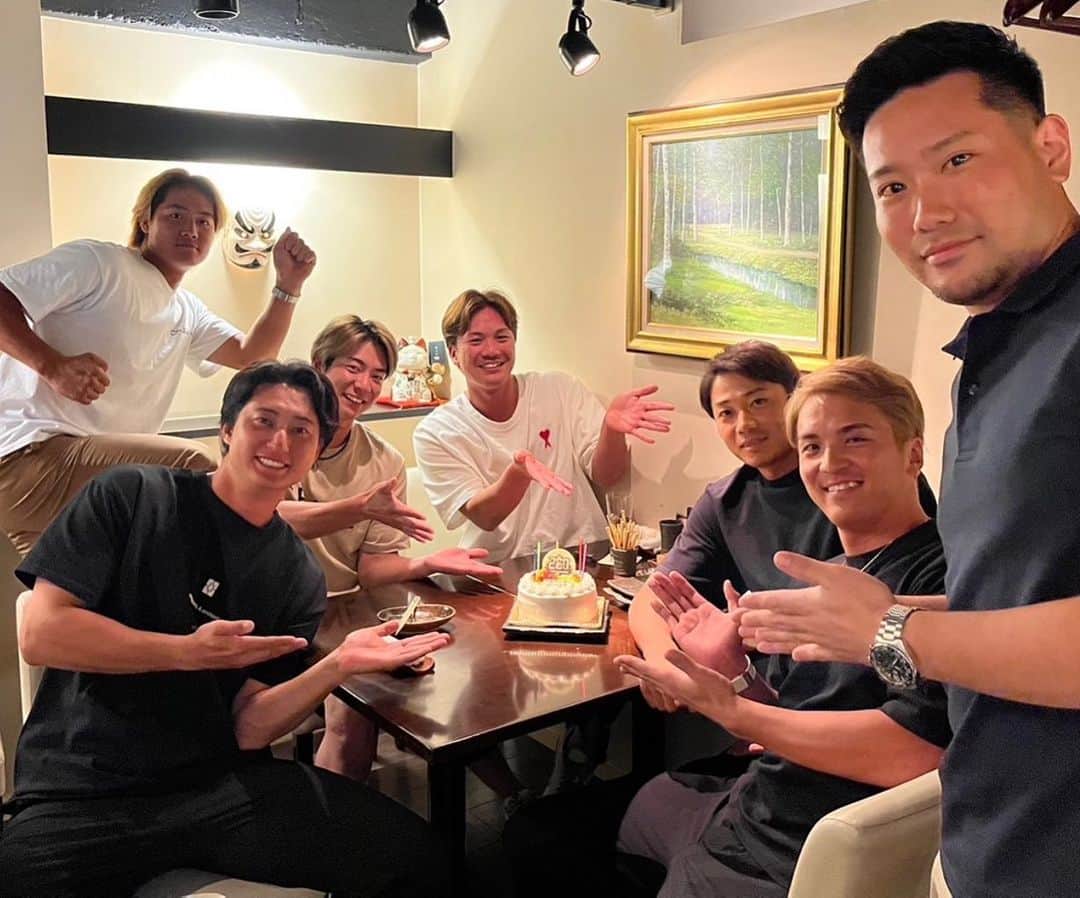 中島卓也のインスタグラム：「3人でのご飯のはずが、運良くみんなにお祝いしてもらいました！  サプライズはバレバレでした。笑  一番手前は、いつもお世話になっている記者さんです！  みんなありがとう！！」