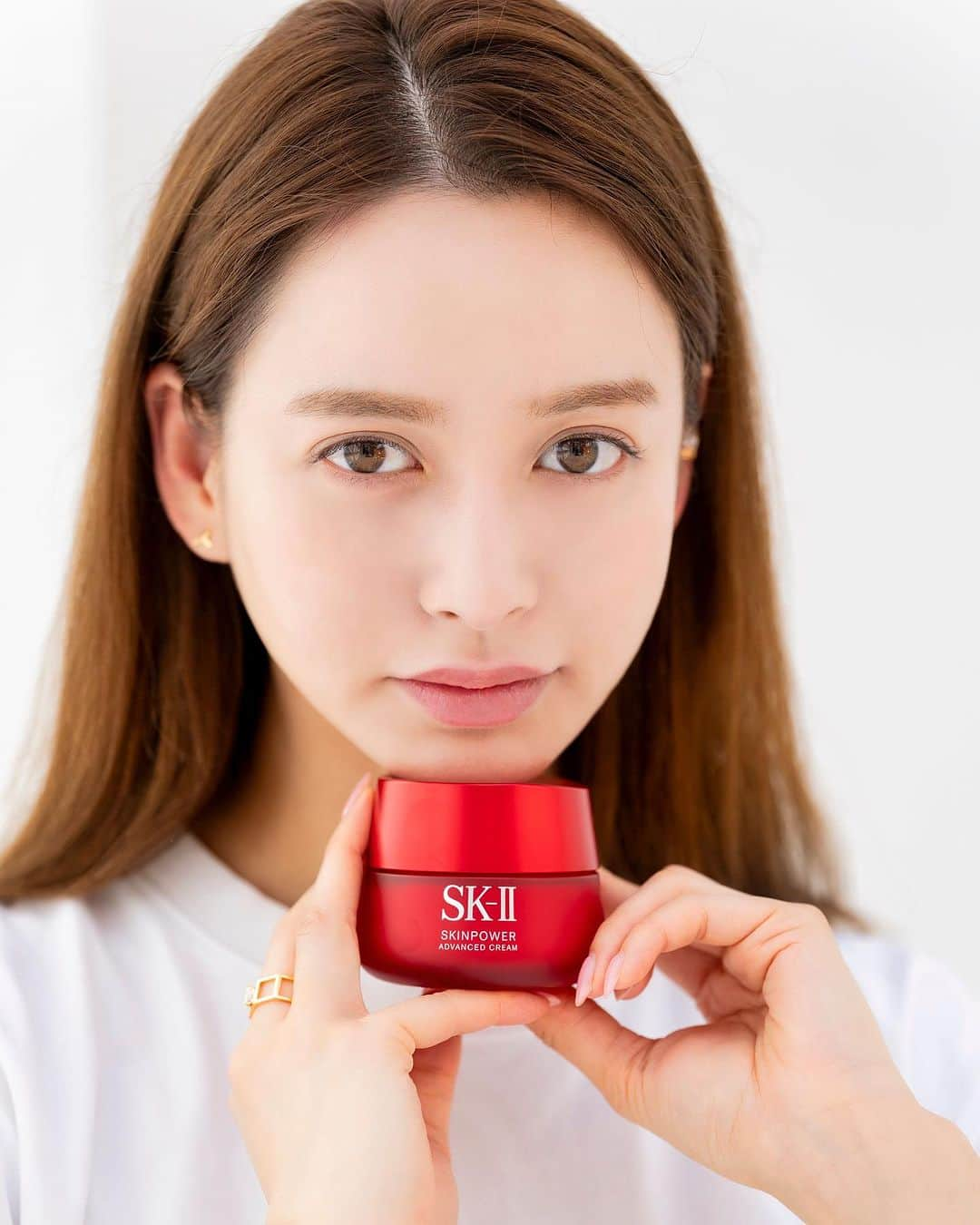 野崎萌香のインスタグラム：「8月20日(日)、SK-IIから2年ぶりの新製品、 エイジングケアシリーズ「スキンパワー」として 3年ぶりのリニューアルされたスキンパワー アドバンスト クリーム。  肌に触れるとハリがない、 元気なのに疲れるといった慢性的なエイジングサインに着目して、 1つでしっかり寄り添ってくれるクリームで ピテラ™に加え、キレンカエキスも配合されていて 高い保湿感を叶えながら、浸透力にもこだわった独自のテクスチャー。  ただ保湿のフタをするものでなく 、 クリームでもきちんとエイジング悩みに寄り添えるように 開発されたんだって。 軽い付け心地のエアリークリームと、 よりしっかりとした使い心地のクリームの 2種類のテクスチャーがあって朝はメイクノリを良くするために、 軽いつけ心地のエアリーをつかったり、 肌質によって日で使い分けてるよ☺ 　  ピテラ™ は特別な酵母の株から、 独自のプロセスで発酵させ生み出した SK-II独自のガラクトミセス培養液(整肌保湿成分)で、 エイジングの火種である、ハリの低下、乾燥による小じわ、キメの乱れ、 毛穴の目立ちを引き起こす乾燥状態にアプローチすると言われているよ。  私は毛穴とくすみが気になっていたのだけれど 肌がふっくらとしてきて透明感とハリ感が出てきたように感じる。  年齢に関係なく、若いうちからしっかりとスキンケアと保湿に注力して 自分の肌を愛してあげられるように労わってあげる大切さを、 最近顕著に感じる様になってきてる、、、、  まだスキンケアを本格的に始めていない方に、是非使ってほしいな。 #SKII #スキンパワーアドバンストクリーム @skii」