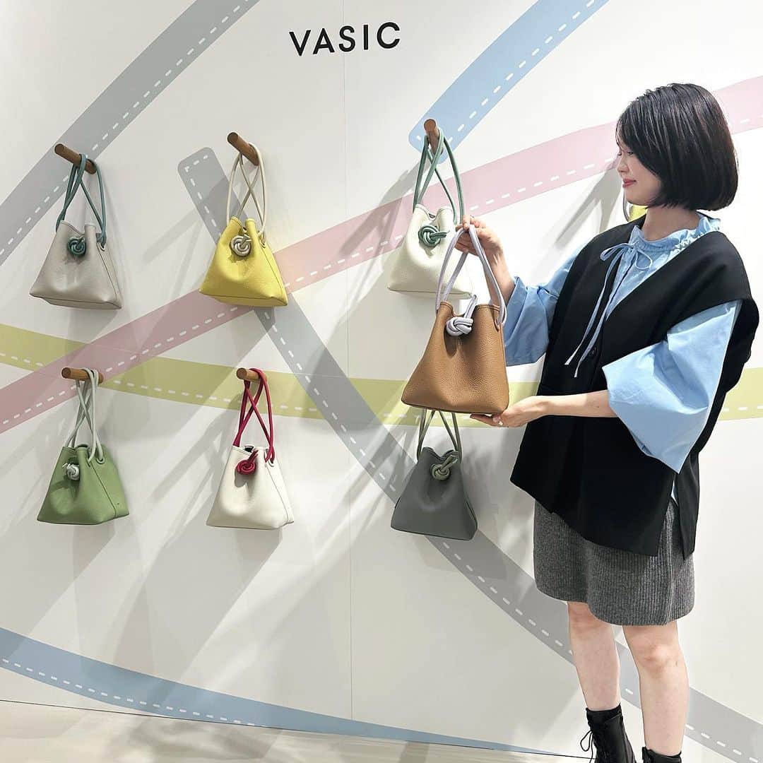 いつたけさんのインスタグラム写真 - (いつたけInstagram)「. VASICのバッグ、CITYとEVERは持ってたんだけど ブランドアイコンであるBONDは未だ。 だったけど、まだ持ってなくて良かったと思えるぐらい 可愛いMY BONDが作れちゃった！！🩵  東海地方初のイベント @vasic_japan の "Color me your color"は BOND MINIの持ち手(コードカラー)を変えて自分の好きな色に着せ替えることができちゃう!  ボディは9色から、コードら19色の中から選べるし、BOND MINIと付け替えのコード1本をセットで買うことができます。  みんな、その人らしい！♡っていう色の組み合わせが出来ててめちゃくちゃ可愛い！  ほんと、正直、めちゃくちゃ迷うんだけどその迷う時間も 楽しい！  @vasic_japan のpopup storeは JR名古屋高島屋3階ローズパティオにて9/27〜10/3まで 開催中です♪  お友達と、あれやこれやと言いながら色選びするの ほんと楽しいのでぜひ寄ってみてください✌︎  #vasic #vasicbond #colormeyourcolor #cmyc #pr」9月27日 15時49分 - itutake