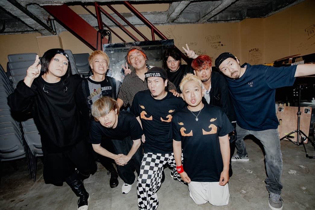 NAOKIのインスタグラム：「. ⁡ 響都超特急TOUR 2023/09/26 新潟LOTS ⁡ 新潟LOTS来てくれたみんな楽しかったかなぁ？ 俺らは楽しすぎて楽しすぎて😊 全国でこのメンツでやりたいなぁ‼️ ⁡ ⁡ #響都超特急TOUR #ROTTENGRAFFTY #10FEET #やべきょうすけ #新潟LOTS  photo by @kawado_photo」