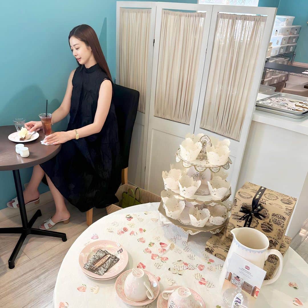 白田久子のインスタグラム：「🍮🍭🤍🧁🍪 今週いっぱいでTea Roomが閉まってしまう @tablier32  高知に帰ってから何度も通っては美味しいケーキとコーヒーを頂いてました。寂しいけれどテイクアウトや、ケーキオーダーは引き続きやってるそうなので良かった🤍 ここのアイシングクッキーはお土産にも喜ばれるし、子供たちが大好きなんです🍪オススメです。 #ルタブリエ #高知カフェ #エルメスケーキ #高知子育て #年子ママ」