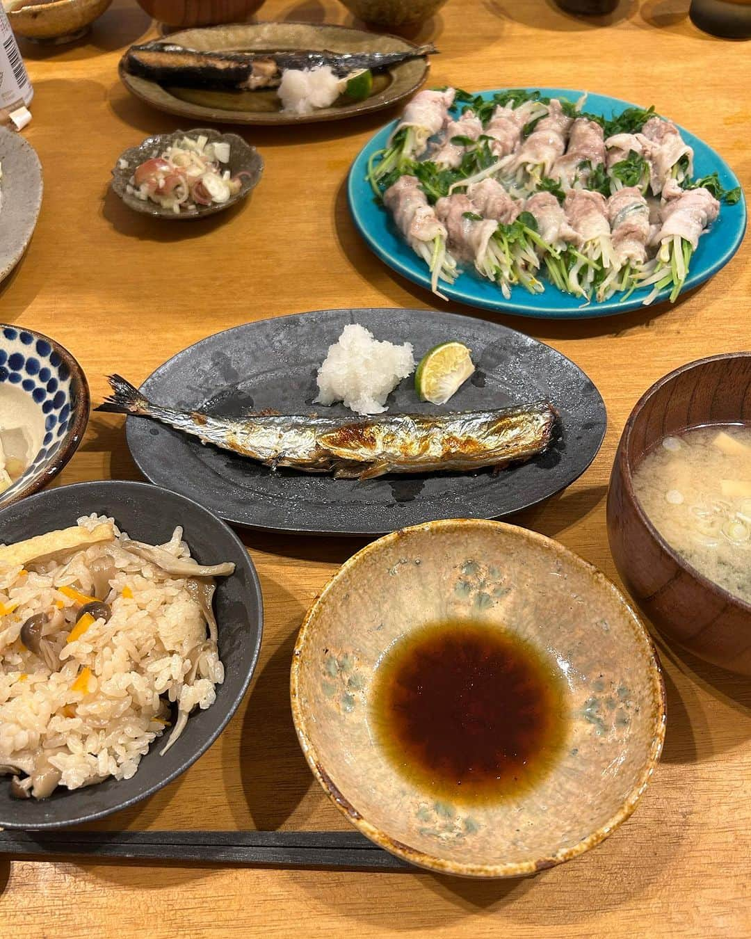 三原勇希さんのインスタグラム写真 - (三原勇希Instagram)「産後の修行中🧘🧘‍♀️🧘‍♂️ 肌ツヤだけは絶好調  母が家事をしにきてくれてとても助かっています。栄養満点献立の合間にでてきた、お昼ご飯のチキンライスが懐かしすぎてｴﾓ🫰  iPhoneはぴよログ(育児記録)をつけるだけの機械と化した。家から出ずにシームレスに過ぎていく毎日の中で、音楽は本当に楽しみであり癒し🎶 @blockfm の番組『Time For Bed』は月2ペースで続けさせて頂いてます。よかったらベッドタイムのお供に是非きいてね🌕」9月27日 16時00分 - yuukimeehaa