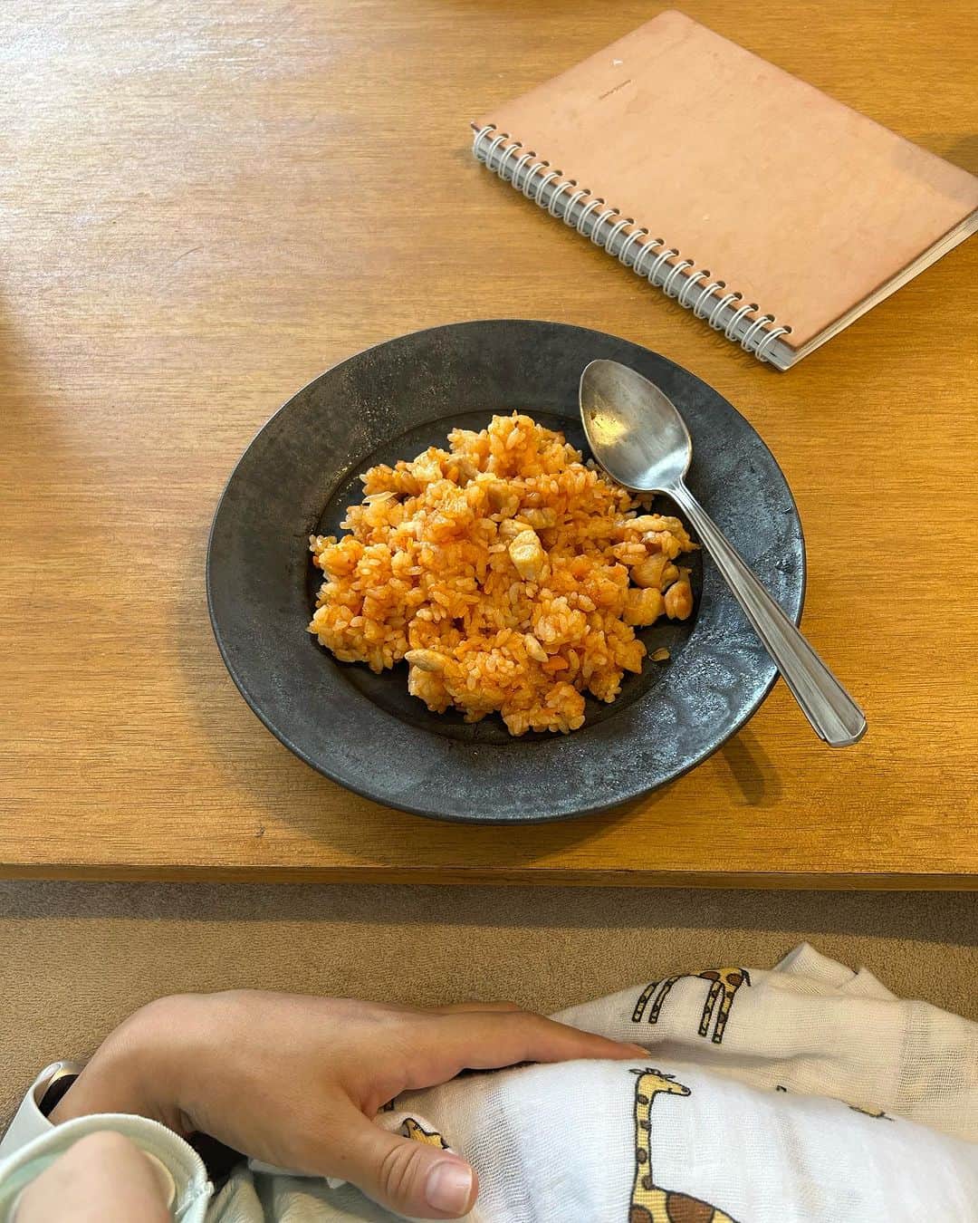 三原勇希のインスタグラム：「産後の修行中🧘🧘‍♀️🧘‍♂️ 肌ツヤだけは絶好調  母が家事をしにきてくれてとても助かっています。栄養満点献立の合間にでてきた、お昼ご飯のチキンライスが懐かしすぎてｴﾓ🫰  iPhoneはぴよログ(育児記録)をつけるだけの機械と化した。家から出ずにシームレスに過ぎていく毎日の中で、音楽は本当に楽しみであり癒し🎶 @blockfm の番組『Time For Bed』は月2ペースで続けさせて頂いてます。よかったらベッドタイムのお供に是非きいてね🌕」
