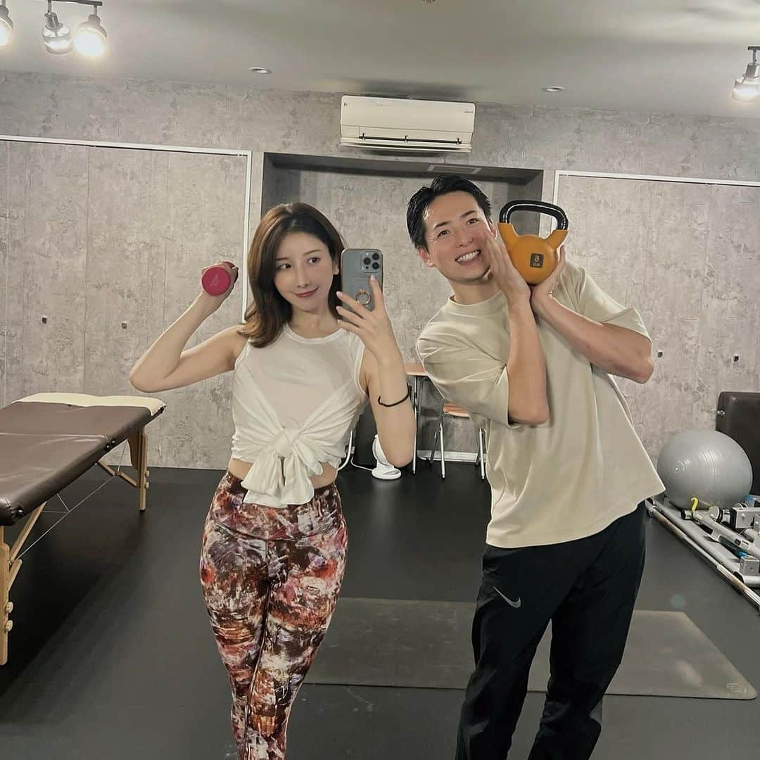 亜里沙さんのインスタグラム写真 - (亜里沙Instagram)「Training by @r3.fitness_ryoki  先日久しぶりにでは田村さんトレーニングへ✨ ストレッチがさらにパワーアップして気持ち良くって、 トレーニングも、コアと筋肉の細部にまで まんべんなく効くようなメニューで最高でした❤️‍🔥 自分の身体まで見てもらいながら トレーニングを組んでもらいたい人に超絶おすすめです✨  かなりお腹引っ込ませてるけど、 本当はむちむちしております。。 久しぶりにダイエット開始  #underarmour #underarmourtaiwan  #アンダーアーマー #健身 #健身房 #健身女孩 #減肥 #workout #fitness  #diet #bodymaking #ワークアウト #ボディメイク #ダイエット #筋トレ #筋トレ女子 #美容」9月27日 16時02分 - alisa_0302