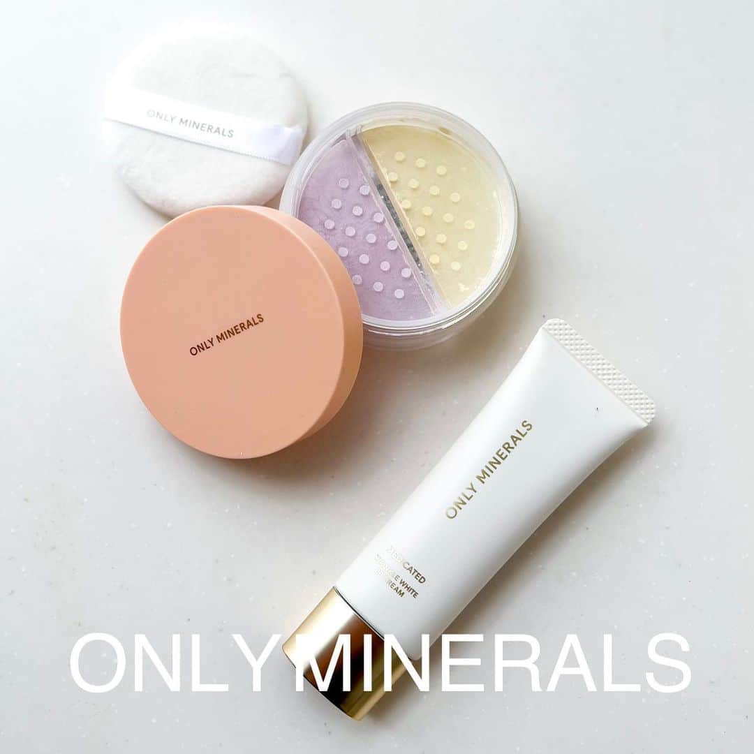 のインスタグラム：「. スキンケアやコスメも徐々に秋の準備🍁  @onlyminerals といえば石けんでオフできる化粧品！洗浄力が高いクレンジングとか使わなくてすむのでやはり肌負担が少ない化粧品は嬉しい☺️  ▫️薬用 リンクルホワイト BBクリーム 有効成分のナイアシンアミドを配合したBBクリーム。 メイクしながら肌ケアができるし低刺激処方*¹なのでゆらぎ肌や敏感肌にも。  SPF25/PA++で紫外線ケアとブルーライトカット対策にもなるのでお休みの日やちょっとしたお出かけに1本でいける🙆‍♀️  ノーファンデ派には嬉しいカバー力とこれからの季節にちょうど良いオイルリッチなツヤ肌✨  ▫️ミネラルフェイスカラー デュオ（限定品） パープルとイエローのパウダーで色ムラをカバーして透明感*²爆上がり✨  もちろんこちらも石けんオフが可能🙆‍♀️  けっこうラメ感は強いけど色味は肌馴染み良くてパウダー重ねても白浮きしなかったよ👏  パウダーは限定品なので早めにチェックです✅   *¹ ただし、すべての方に肌トラブルが起きないわけではありません。 *² メイクアップ効果による  #オンリーミネラル #化粧下地 #下地 #日焼け止め #UVケア #ベースメイク #ツヤ肌 #ツヤ肌メイク #ベストコスメ #フェイスパウダー #限定コスメ #YAMAN #PR」