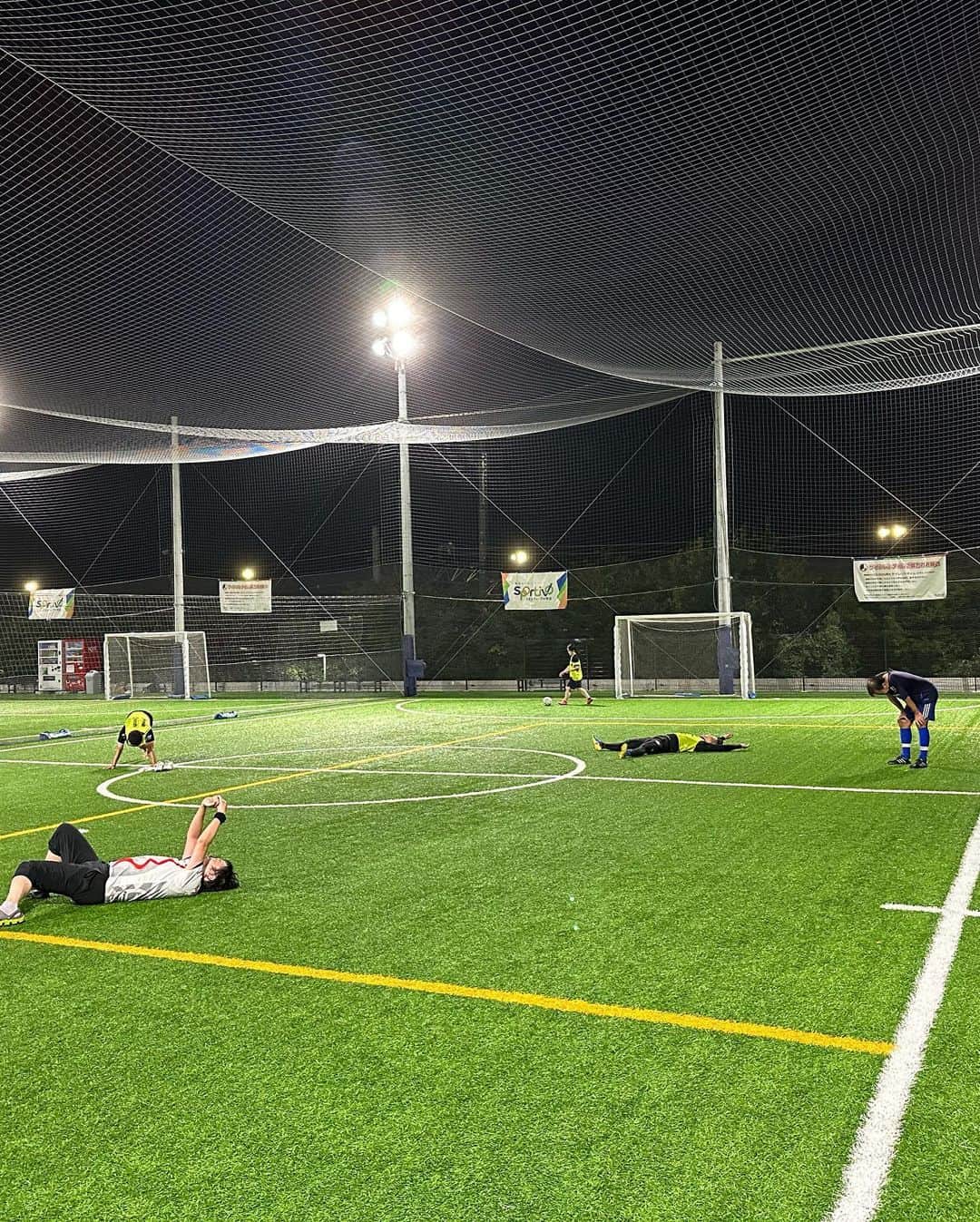 星原健太さんのインスタグラム写真 - (星原健太Instagram)「ガンバ大阪おとなのBODYMAKE（ジム×サッカー） の皆さんと  今期もお疲れ様でした。 皆さんが怪我なく終えられて一安心です。段々とサッカー技術の上達がみられ、大人でもまだまだ上手くなるのだなと感心しています。  元々の目的である心身の健康とサッカーに興味を持ってもらうためにも引き続き継続よろしくお願いいたします。  サッカーと筋トレで心身の健康を👍  #ガンバ大阪 #大人のサッカースクール #サッカー #健康 #筋トレ #ジム」9月27日 16時13分 - kentahoshihara