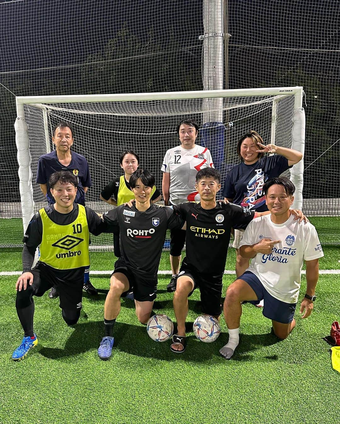 星原健太のインスタグラム：「ガンバ大阪おとなのBODYMAKE（ジム×サッカー） の皆さんと  今期もお疲れ様でした。 皆さんが怪我なく終えられて一安心です。段々とサッカー技術の上達がみられ、大人でもまだまだ上手くなるのだなと感心しています。  元々の目的である心身の健康とサッカーに興味を持ってもらうためにも引き続き継続よろしくお願いいたします。  サッカーと筋トレで心身の健康を👍  #ガンバ大阪 #大人のサッカースクール #サッカー #健康 #筋トレ #ジム」