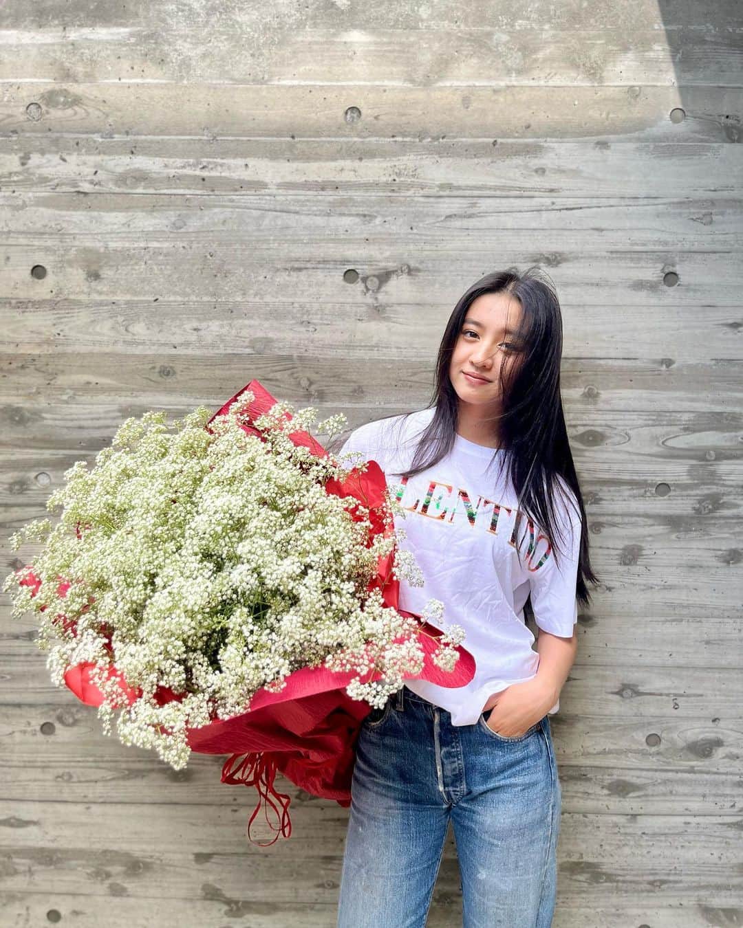 kokiのインスタグラム：「After shooting 🥰 with @maisonvalentino ❤️  Thank you for the beautiful flowers ☺️」