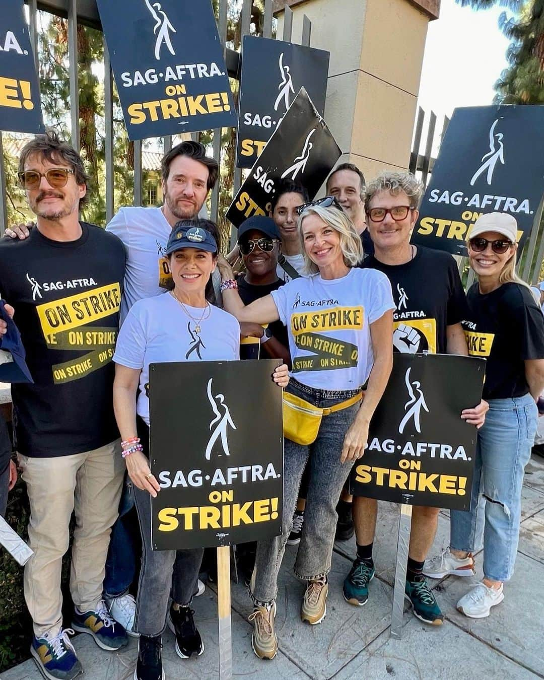 ジェリー・ライアンのインスタグラム：「Amazing day on the WB picket line today! GREAT energy, great solidarity, great friends… This is really feeling like the home stretch, kids. I’m gonna quote @officialevercarradine, because I think she said it best:  To my @sagaftra family, let's remember to stick together. Our negotiations committee will keep us up to date on all talks with the AMPTP. If you read something in the trades that doesn't directly quote our leadership, don't believe it. Solidarity is everything. Big shoutout to our WA family for reaching a tentative deal on a new contract and still showing up on the line today to support your actors. We're all in this together. #sagaftra #solidarity #1u #sagaftrastrong #wga #wgastrong」