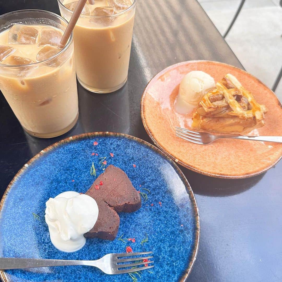 八木沙季のインスタグラム：「🤍🤍  📍#brooklynroastingcompany / 下北沢  大阪のときに一番行ってたカフェ BROOKLYN ROASTING COMPANYが 下北にもあったから行ったよ☺️ 久しぶりにメープルシェイ飲めて嬉しかった🥹 なぞの動画も載せておきます。笑  #下北沢カフェ  #下北沢」