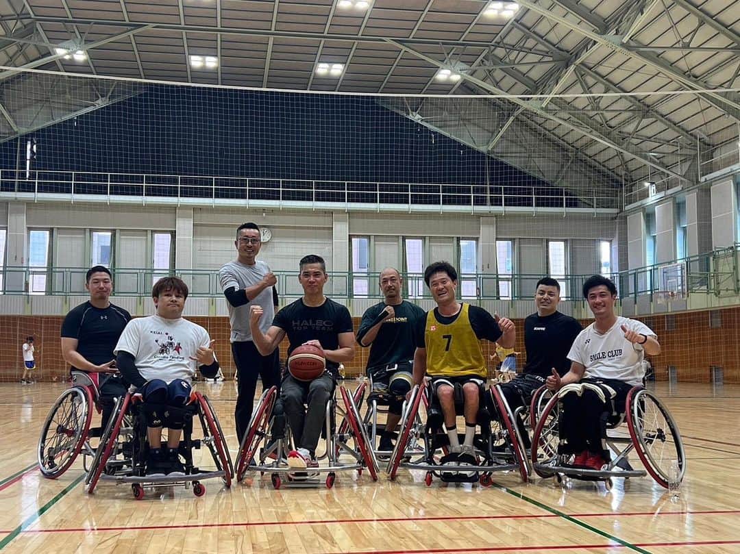 国枝慎吾のインスタグラム：「１か月ぶりのバスケ！ 北京ロンドンパラ🏀代表アキマサさんがゲストで参加！10年ぶりのバスケだったらしいですが、流石の上手さでした😆車いすバドミントンの大濱くんも腕を上げてきています😚 #車いすバスケ #wheelchairbasketball #バスケ」
