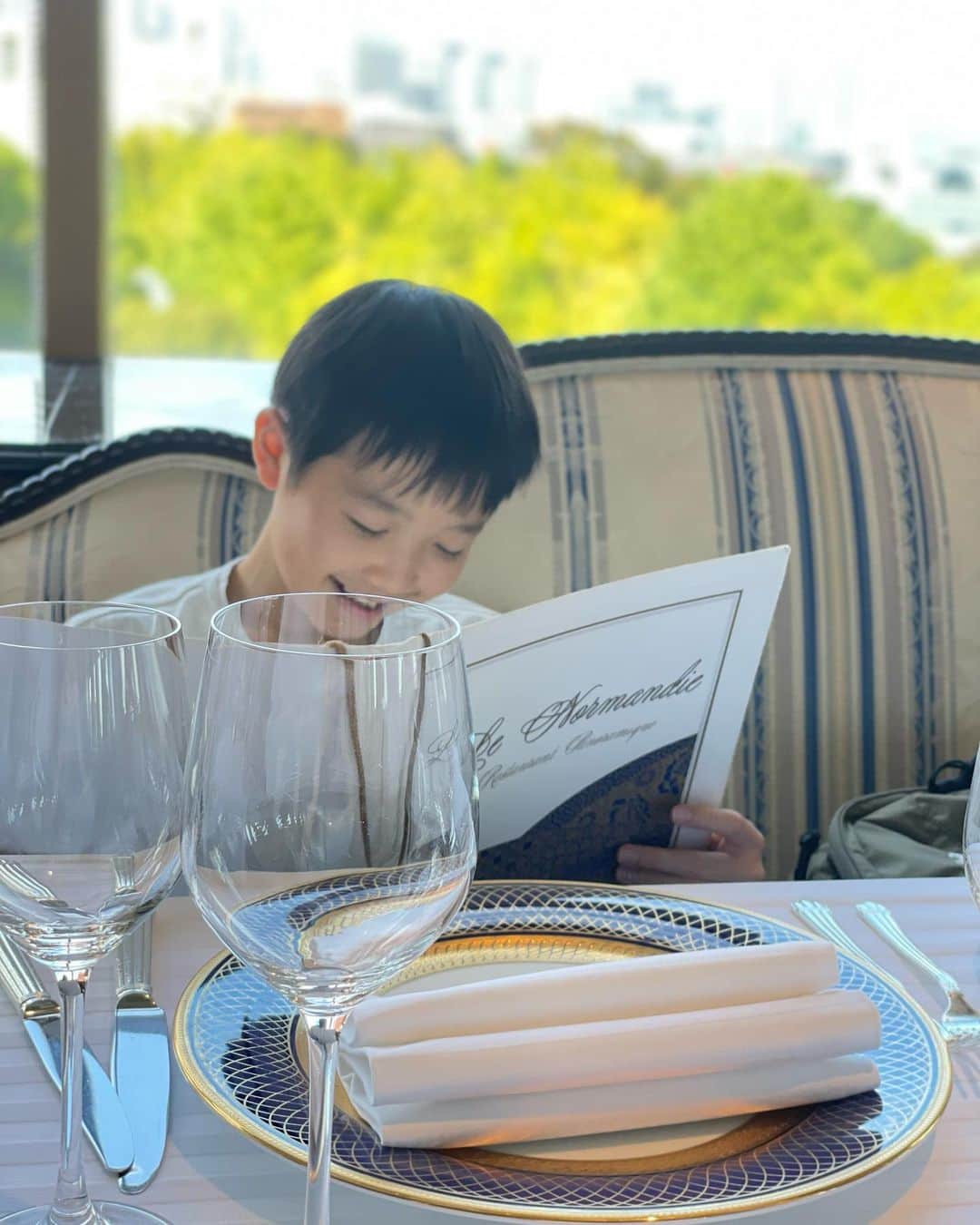 松見早枝子さんのインスタグラム写真 - (松見早枝子Instagram)「昨夜は中華街だったので、今日のランチは横浜らしい洋食、と探して、HOTEL NEW GRANDのLe Normandie に🍴 ・ ホッとできる安定した美味しさの、きちんとした古き良きフレンチでした。好きです🤍 窓から横浜の港⚓️も一望できて、なんだか両親を連れて来たくなる😊 ・ 当日訪店を決めたので、男子たちがTシャツでごめんなさい🙏 ・ うちは日ごろ家族が揃わず、夫と息子は顔を合わさない日も多々あるので、いつしかバースデーだけは家族で過ごす日に。 ・ 息子の"家の用事"、あと1箇所で終わります🏃💨 ・ ・ #横浜ランチ #横浜フレンチ #横浜グルメ #ルノルマンディー #ホテルニューグランド #粮理家 #ウェルネスフードスタイリスト #松見早枝子」9月27日 16時09分 - saekomatsumi
