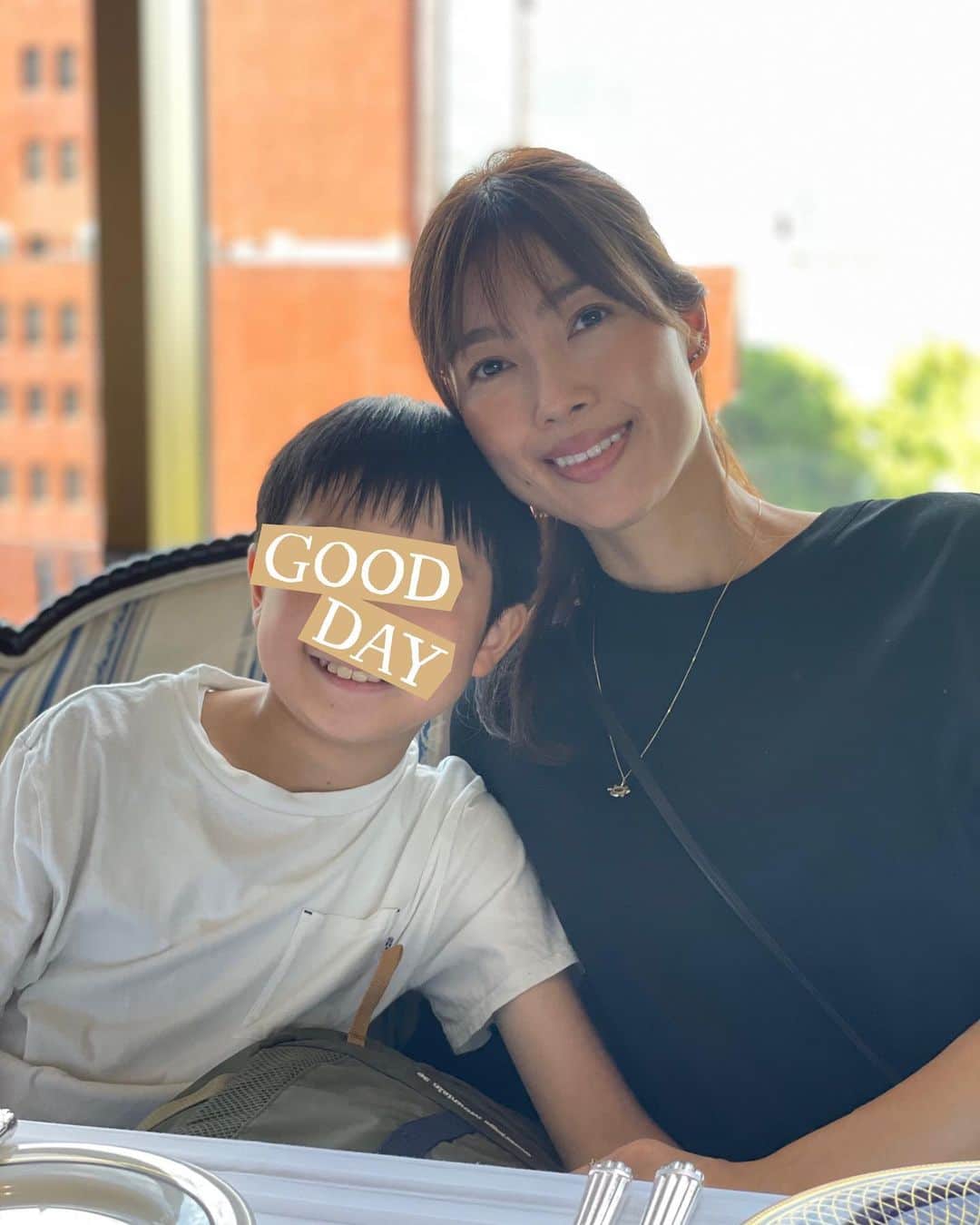 松見早枝子さんのインスタグラム写真 - (松見早枝子Instagram)「昨夜は中華街だったので、今日のランチは横浜らしい洋食、と探して、HOTEL NEW GRANDのLe Normandie に🍴 ・ ホッとできる安定した美味しさの、きちんとした古き良きフレンチでした。好きです🤍 窓から横浜の港⚓️も一望できて、なんだか両親を連れて来たくなる😊 ・ 当日訪店を決めたので、男子たちがTシャツでごめんなさい🙏 ・ うちは日ごろ家族が揃わず、夫と息子は顔を合わさない日も多々あるので、いつしかバースデーだけは家族で過ごす日に。 ・ 息子の"家の用事"、あと1箇所で終わります🏃💨 ・ ・ #横浜ランチ #横浜フレンチ #横浜グルメ #ルノルマンディー #ホテルニューグランド #粮理家 #ウェルネスフードスタイリスト #松見早枝子」9月27日 16時09分 - saekomatsumi