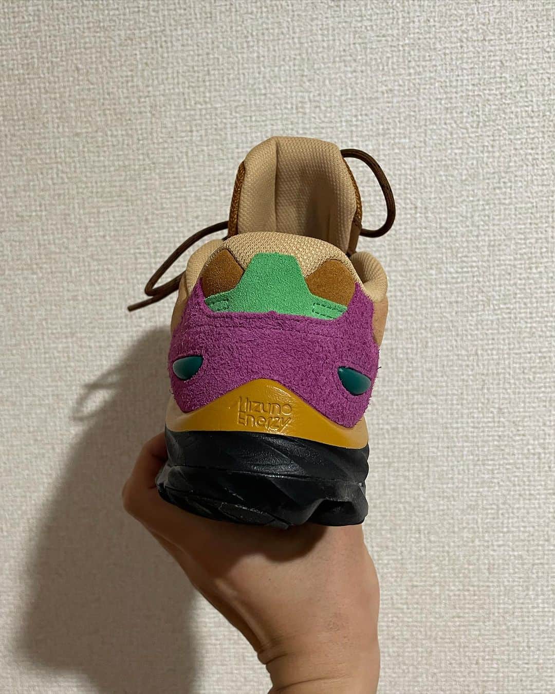 栗原祐太さんのインスタグラム写真 - (栗原祐太Instagram)「👟スニーカー👟 WAVE RIDER β DIGAWEL 2023AW  digawel(@digawel_official ) × MIZUNO(@mizunojp )  お気に入りの靴の第二弾！！ 秋冬らしい色でこれからの季節に最高😃  おそらく生産数も他に比べて多くはなさそうなので他の人とかぶらないオシャレがしたい人に最適な一足😎  大切に履きたいと思います🫡  #digawel #mizuno #ディガウェル #ファッション　#スニーカー #fashion #kicks #ミズノ #洋服　#服　#wear #おしゃれ　#お気に入り #アパレル　#apparel #洋服好き　#40代コーデ #おしゃれになりたい」9月27日 16時11分 - yutakuri