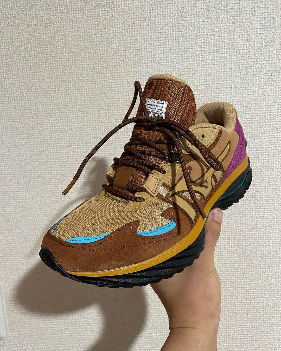 栗原祐太さんのインスタグラム写真 - (栗原祐太Instagram)「👟スニーカー👟 WAVE RIDER β DIGAWEL 2023AW  digawel(@digawel_official ) × MIZUNO(@mizunojp )  お気に入りの靴の第二弾！！ 秋冬らしい色でこれからの季節に最高😃  おそらく生産数も他に比べて多くはなさそうなので他の人とかぶらないオシャレがしたい人に最適な一足😎  大切に履きたいと思います🫡  #digawel #mizuno #ディガウェル #ファッション　#スニーカー #fashion #kicks #ミズノ #洋服　#服　#wear #おしゃれ　#お気に入り #アパレル　#apparel #洋服好き　#40代コーデ #おしゃれになりたい」9月27日 16時11分 - yutakuri