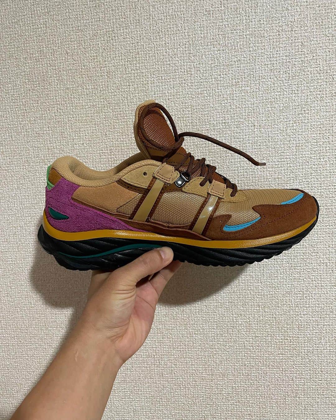 栗原祐太さんのインスタグラム写真 - (栗原祐太Instagram)「👟スニーカー👟 WAVE RIDER β DIGAWEL 2023AW  digawel(@digawel_official ) × MIZUNO(@mizunojp )  お気に入りの靴の第二弾！！ 秋冬らしい色でこれからの季節に最高😃  おそらく生産数も他に比べて多くはなさそうなので他の人とかぶらないオシャレがしたい人に最適な一足😎  大切に履きたいと思います🫡  #digawel #mizuno #ディガウェル #ファッション　#スニーカー #fashion #kicks #ミズノ #洋服　#服　#wear #おしゃれ　#お気に入り #アパレル　#apparel #洋服好き　#40代コーデ #おしゃれになりたい」9月27日 16時11分 - yutakuri