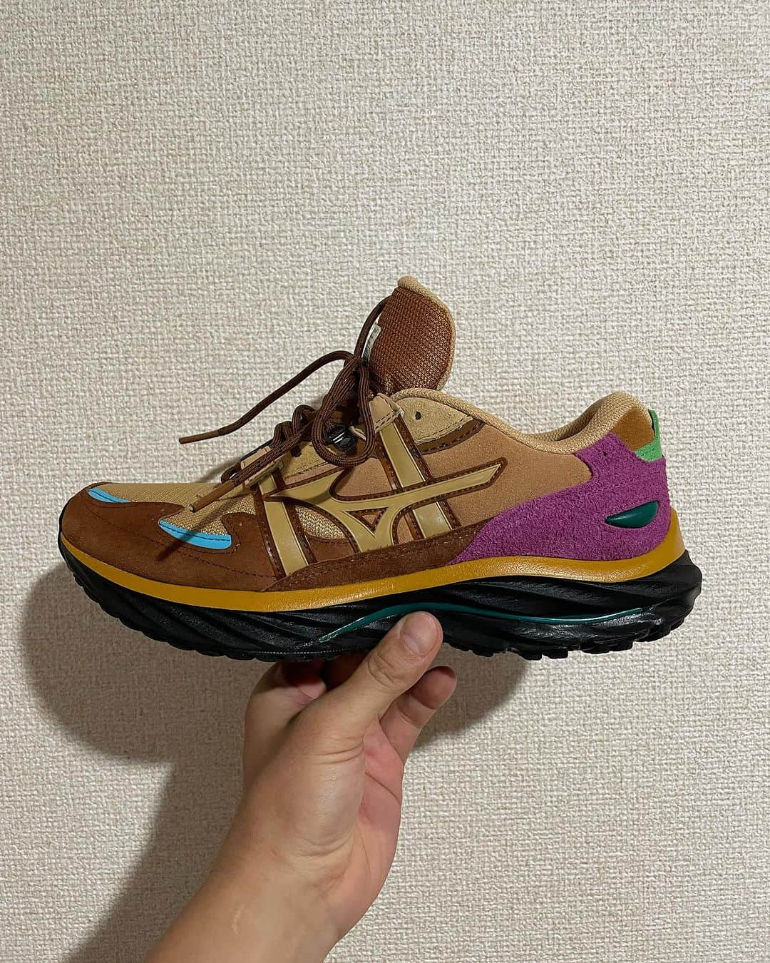 栗原祐太のインスタグラム：「👟スニーカー👟 WAVE RIDER β DIGAWEL 2023AW  digawel(@digawel_official ) × MIZUNO(@mizunojp )  お気に入りの靴の第二弾！！ 秋冬らしい色でこれからの季節に最高😃  おそらく生産数も他に比べて多くはなさそうなので他の人とかぶらないオシャレがしたい人に最適な一足😎  大切に履きたいと思います🫡  #digawel #mizuno #ディガウェル #ファッション　#スニーカー #fashion #kicks #ミズノ #洋服　#服　#wear #おしゃれ　#お気に入り #アパレル　#apparel #洋服好き　#40代コーデ #おしゃれになりたい」