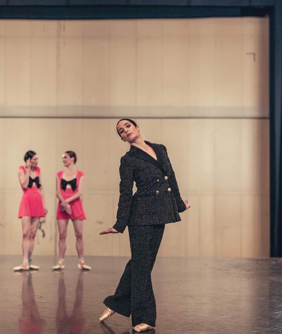 ELLE Polandさんのインスタグラム写真 - (ELLE PolandInstagram)「Jako główny patron Paryskiej Opery dom CHANEL wspiera galę otwarcia sezonu baletowego już od 2018 roku. Poprzez kostiumy dla tego baletu Chanel rozszerza swoje historyczne powiązania ze światem tańca, zapoczątkowane przez Gabrielle Chanel ponad sto lat temu, potwierdzając jednocześnie swoje wsparcie dla wszelkich działań Opery Paryskiej.  #chanel」9月27日 16時11分 - ellepolska