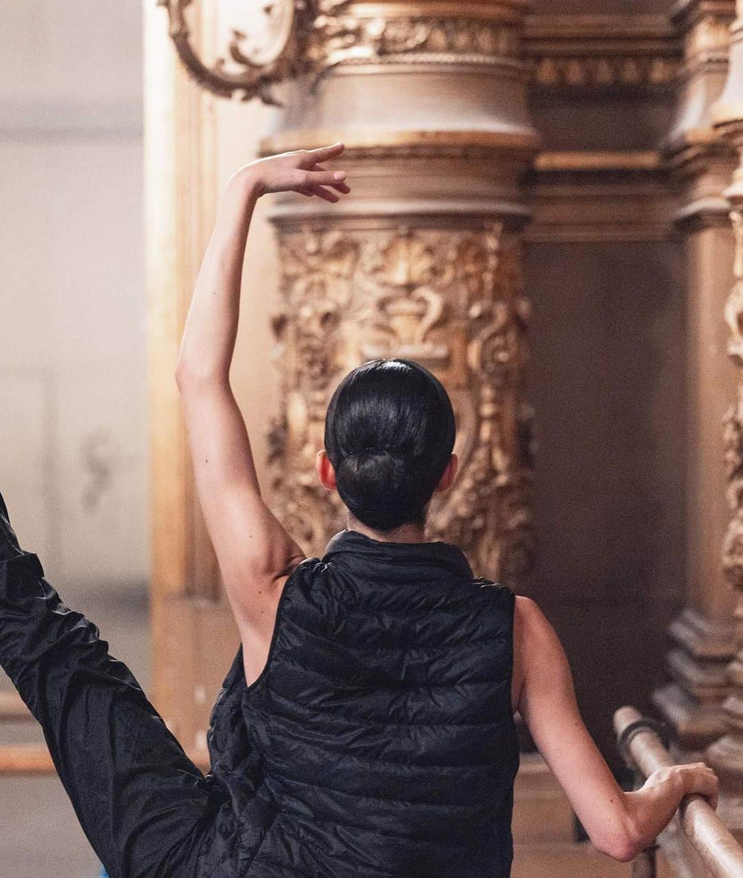 ELLE Polandさんのインスタグラム写真 - (ELLE PolandInstagram)「Jako główny patron Paryskiej Opery dom CHANEL wspiera galę otwarcia sezonu baletowego już od 2018 roku. Poprzez kostiumy dla tego baletu Chanel rozszerza swoje historyczne powiązania ze światem tańca, zapoczątkowane przez Gabrielle Chanel ponad sto lat temu, potwierdzając jednocześnie swoje wsparcie dla wszelkich działań Opery Paryskiej.  #chanel」9月27日 16時11分 - ellepolska