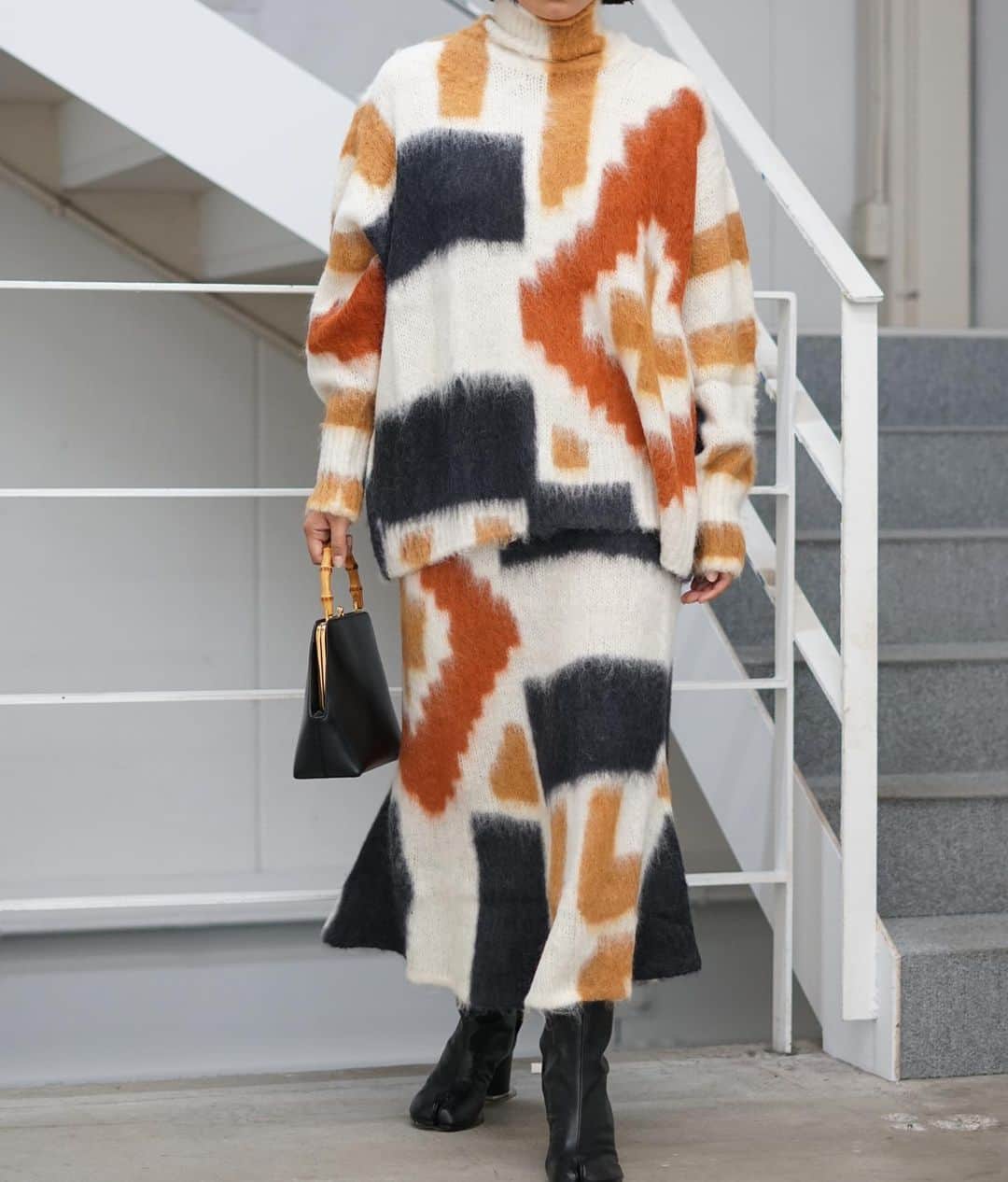 【ANN DE ARKさんのインスタグラム写真 - (【ANN DE ARKInstagram)「【Mame Kurogouchi】  ・Origami Dyed Suri Alpaca Wool Knitted Pullover￥79,200（tax in）  ・Origami Dyed Suri Alpaca Wool Knitted Skirt ￥71,500（tax in） ⁡ ⁡ 詳しくはオフィシャルサイト【ARKnets】にて。 ■商品や通信販売に関しまして ご不明な点がございましたらお気軽にお問い合わせください。 ----------------------------------- オフィシャルサイトの在庫と店頭在庫は共有しております。 商品に関しましては、お気軽にコメントや店舗までお問い合わせください。 ⬇︎⬇︎⬇︎ @ann_de_ark  @arknets_official ⁡ #fashion #栃木 #宇都宮 #ショップ #セレクトショップ　#arknets #anndeark  ⁡#mamekurogouchi  -----------------------------------」9月27日 16時11分 - ann_de_ark