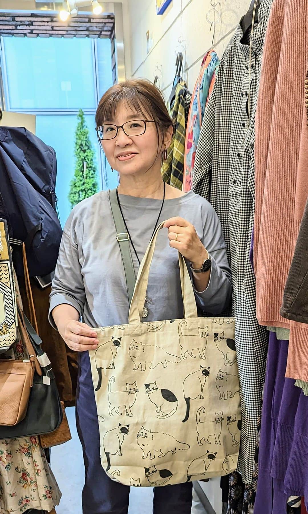 平井富子のインスタグラム：「美大出身のアクセサリー作家、ヨウコさんが納品に、、  大人可愛いイヤリングが、とても人気。ステキ〜  ネコちゃん軍団のトートバッグを気に入って頂きました。早速、活用。いっぱい入りますよ〜  また、遊びに来て下さい〜」
