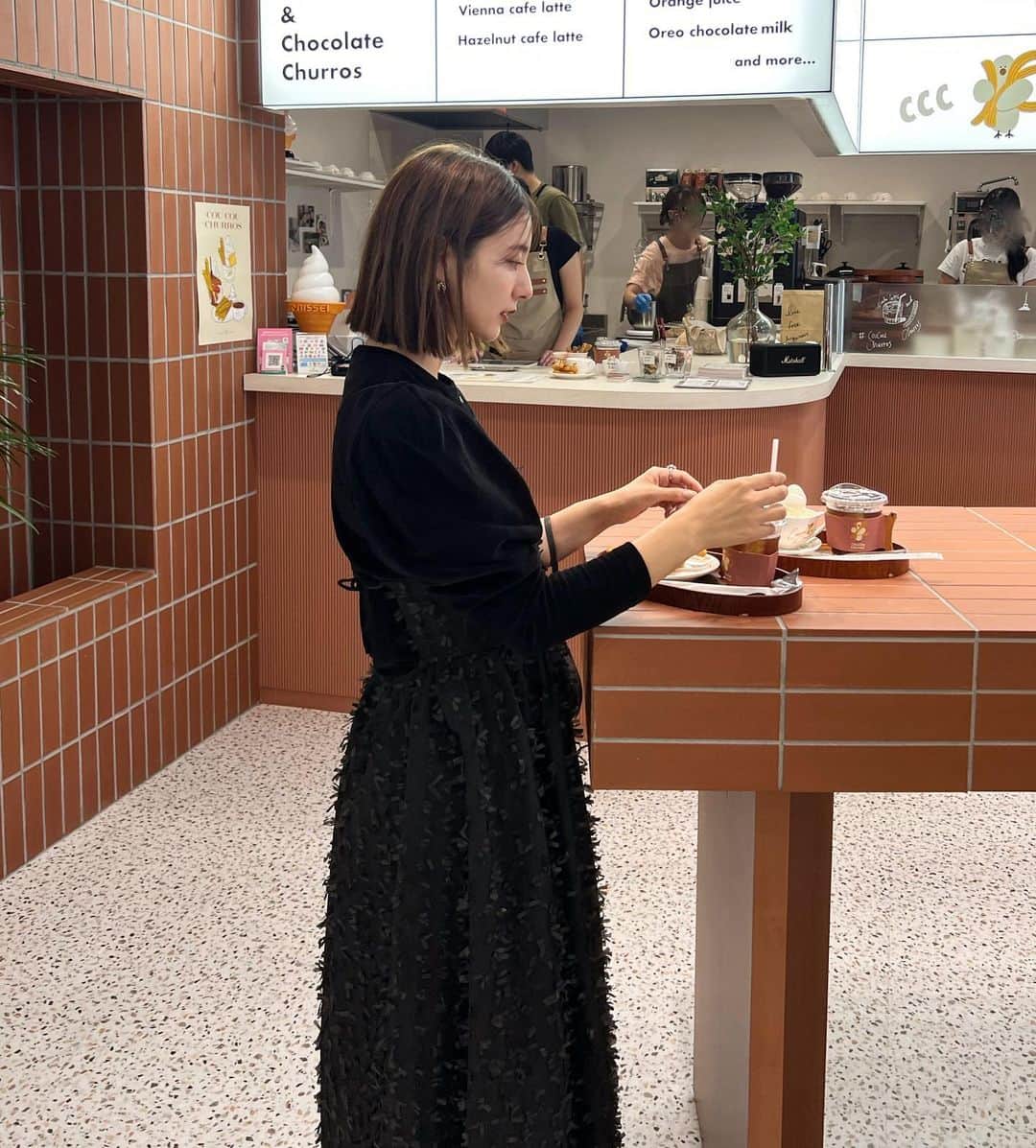 青野未来 / MikuAonoのインスタグラム：「. . 🍩  待ちに待ってたワンピース🫣🖤 @amely__official × @miiikunkun @911erika 🖤  生地はめちゃしっかりしてるし、 チロチロが可愛くて..🤭🤍 オールシーズン着れちゃうワンピース🖤🤍  9/29発売です🙌 . .  #amely#エミリー #みくえりコラボ #関西ママ##ママコーデ」