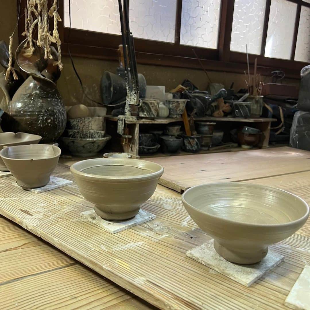森星のインスタグラム：「Dreaming in the world of Japanese folk art “MINGEI”🌀 Pottery tour first episode is in Kyoto with my sensei @kawaikobo :) coming soon on my YouTube. Special thanks to Akiteru Kawai for having me at your studio. director @atsukobayashi video/photo by @kunomirei」