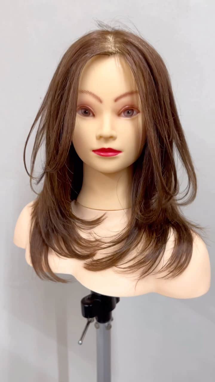 鶴谷和俊のインスタグラム：「レイヤーカット✂︎  使用ハサミ @joewell_global  @joewell_japan  ニューコバルト NC-5 カーブ笹刃 SDB-R  #レイヤーカット #カット #ヘアカット #ヘアスタイル #髪型 #ทรงผม #ตัดผม #頭髮款式 #剪頭髮 #hair  #hairstyle #hairstyles #hairstyleideas #hairstylest #hairstyle #hairstylevideo #머리스타일 #머리스타일 #긴머리레이어드컷  #긴머리레이어드펌  #레이어드컷  #레이어드펌  #c컬  #여자머리  #여신머리  #하움 #허그컷  #허그펌」